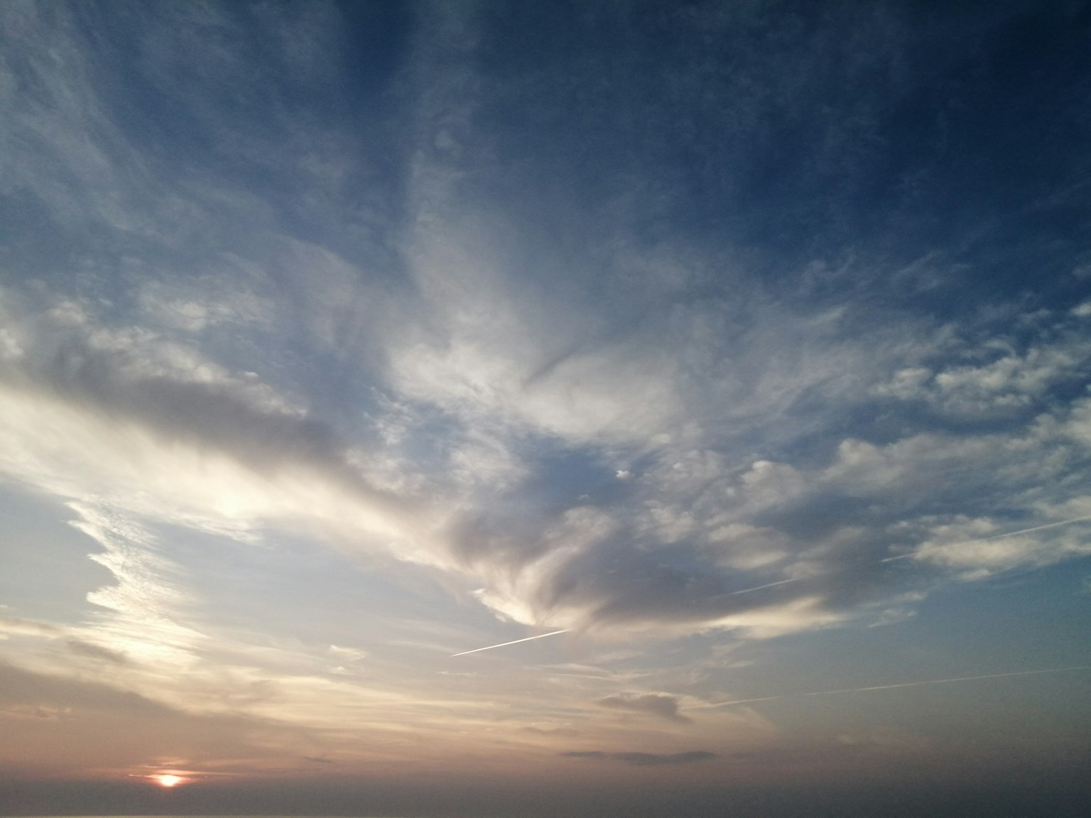 Belle nuvole in un cielo blu con vista sul tramonto