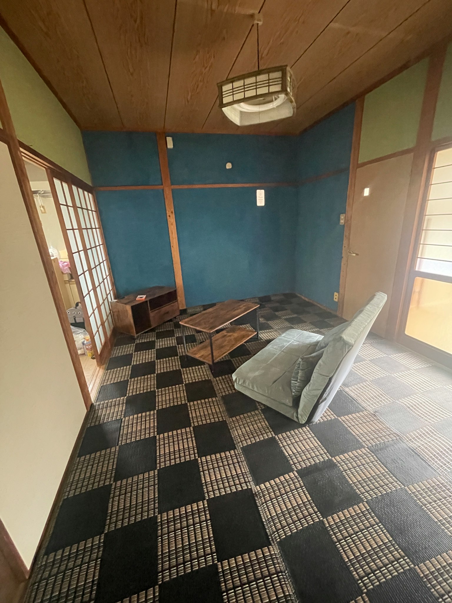 Intérieur d'une pièce japonaise avec des murs bleus et un sol à carreaux