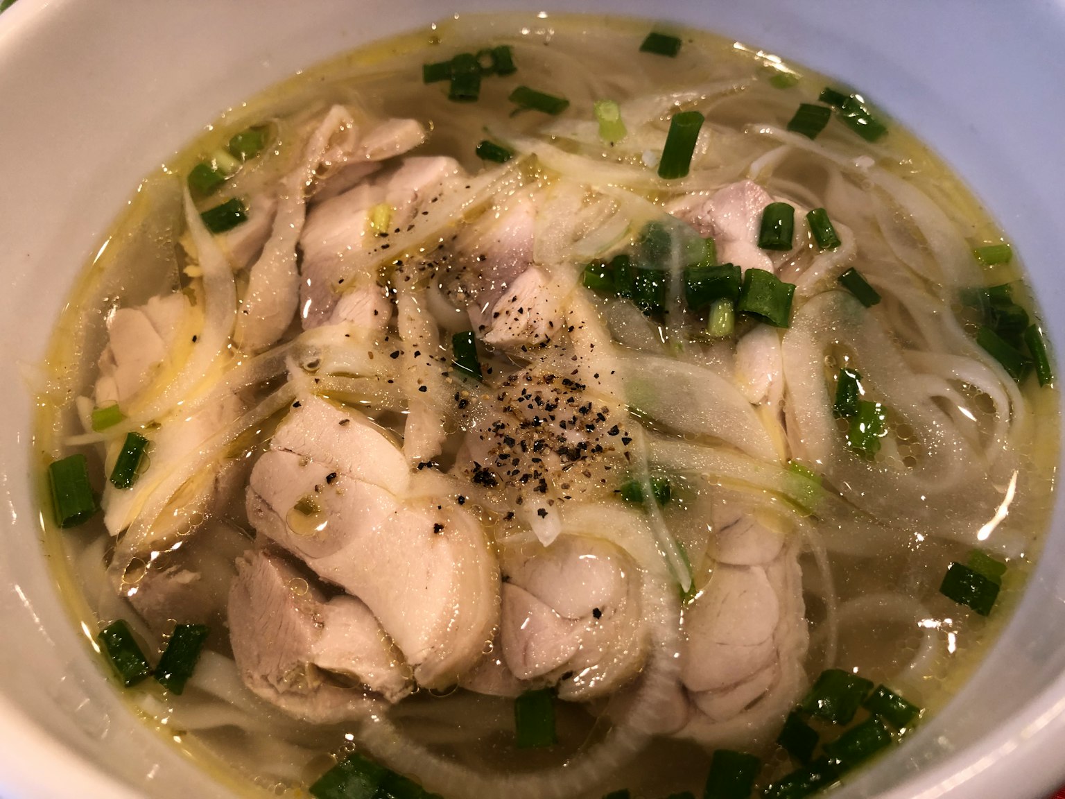 雞肉和粉條湯的照片