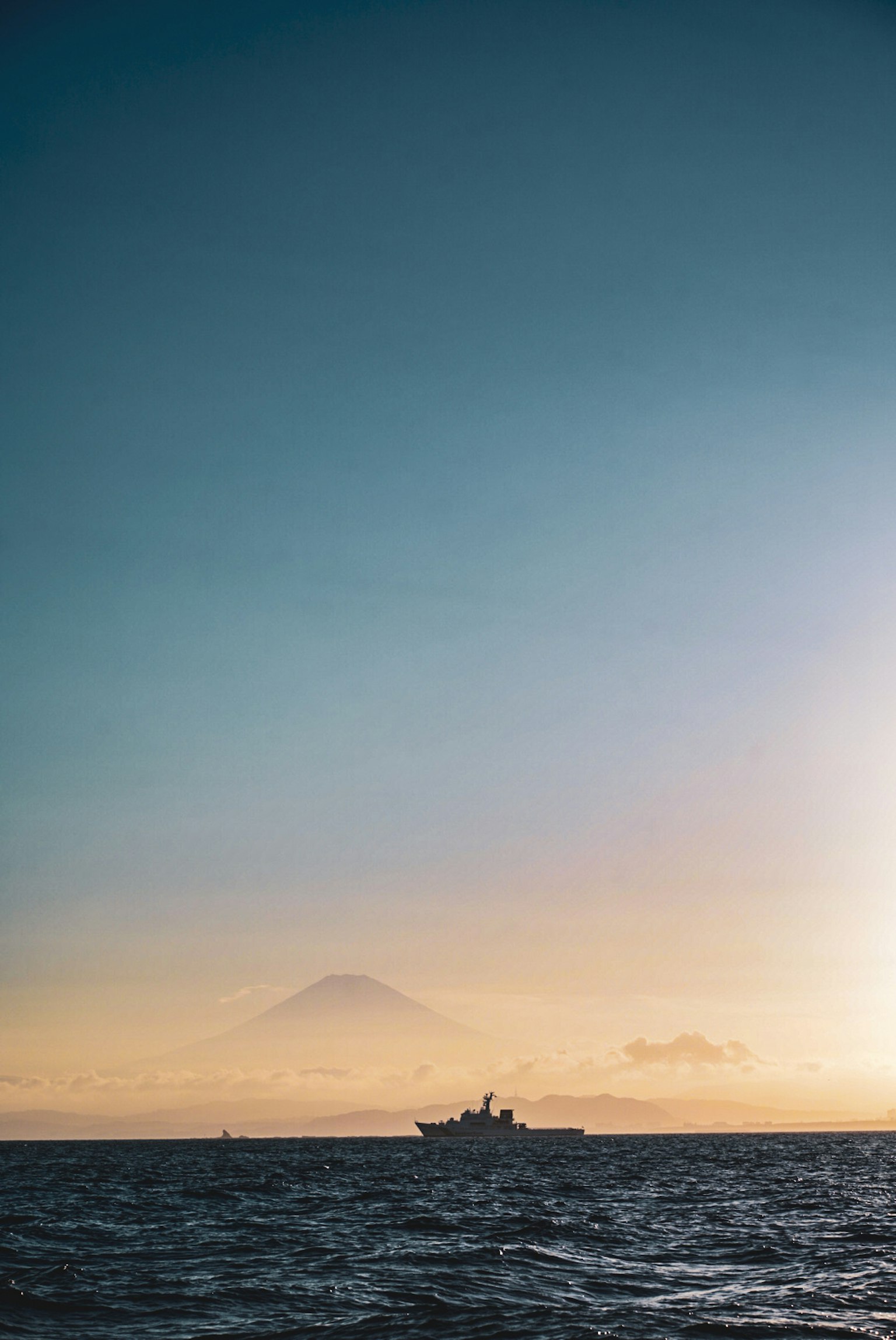 海面上的船與日落天空