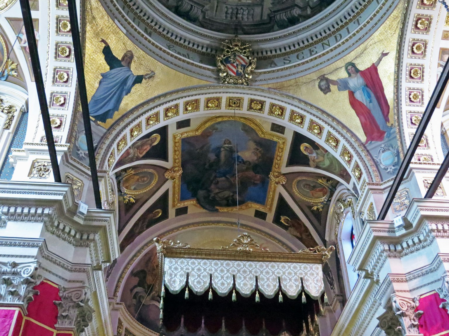 Soffitto di chiesa splendidamente decorato con abbellimenti dorati e immagini di santi