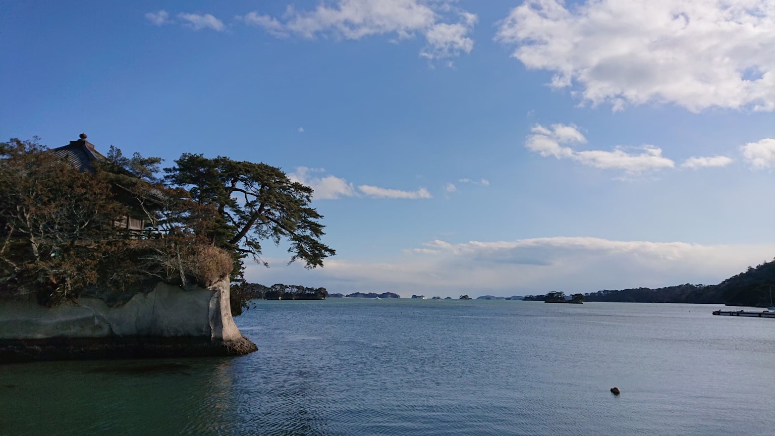 蓝天和宁静水面的风景 可见植物和建筑物