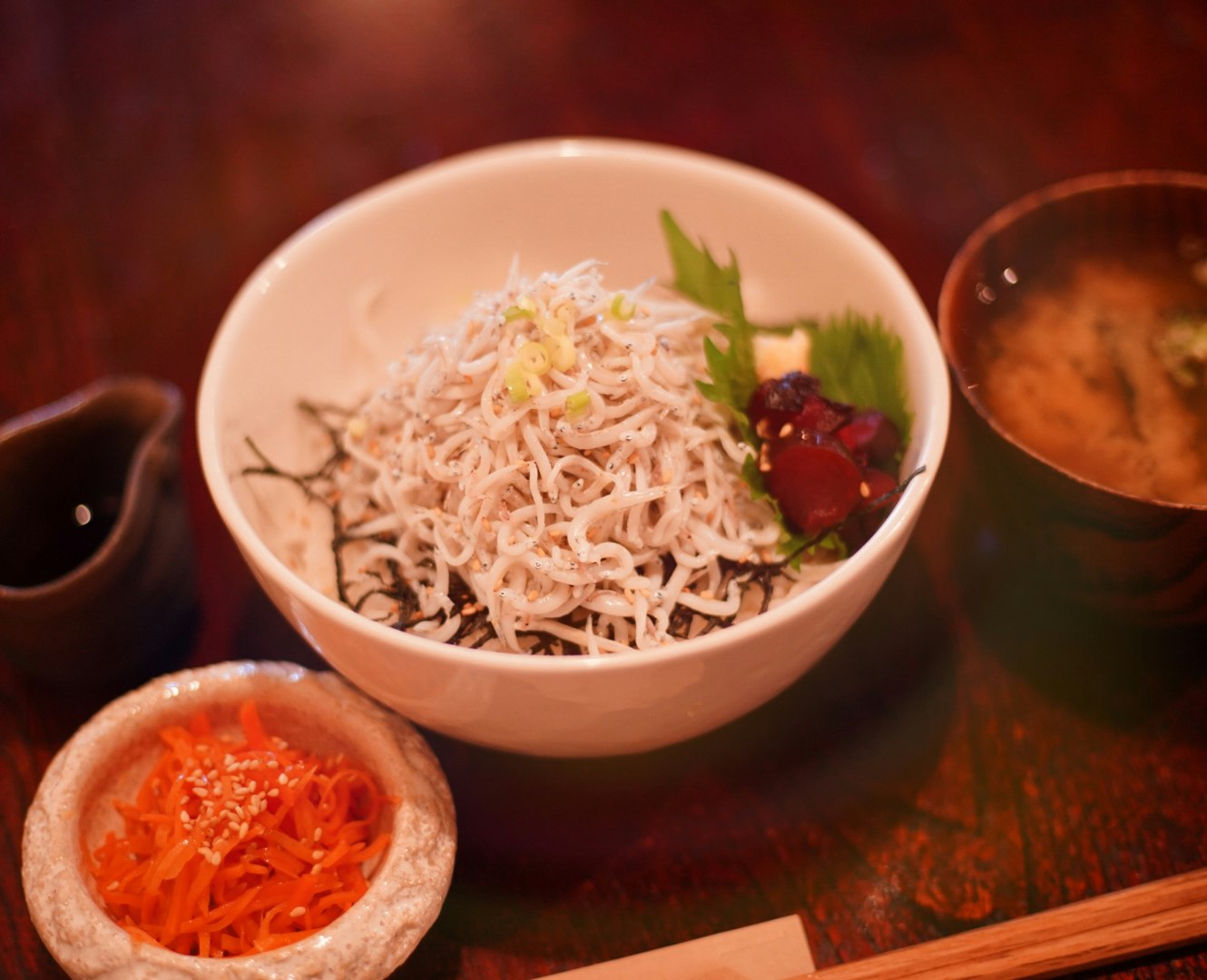 器に盛られた細い麺と薬味、食卓の料理
