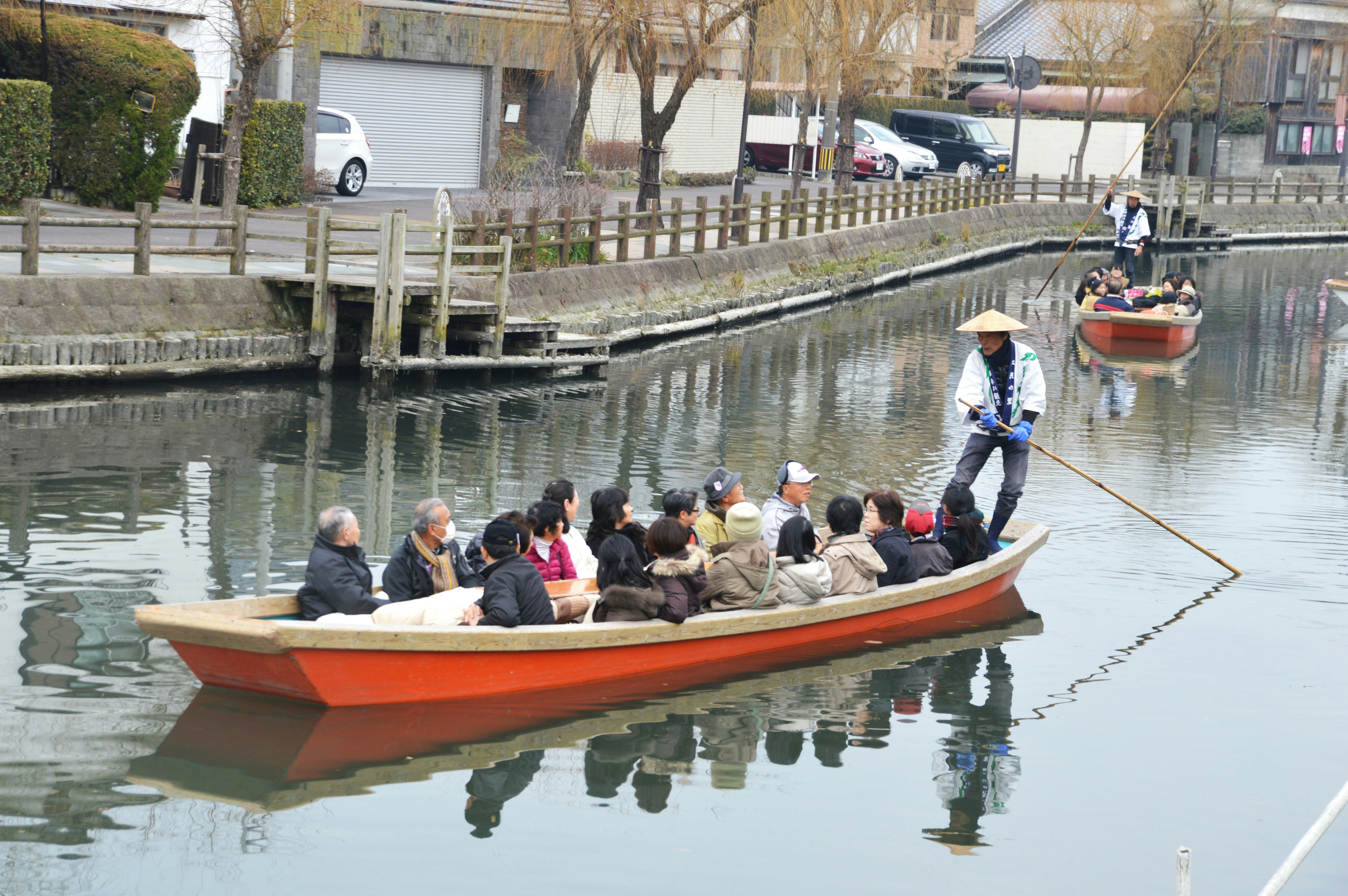 柳川の川下りで舟に乗る人々の風景