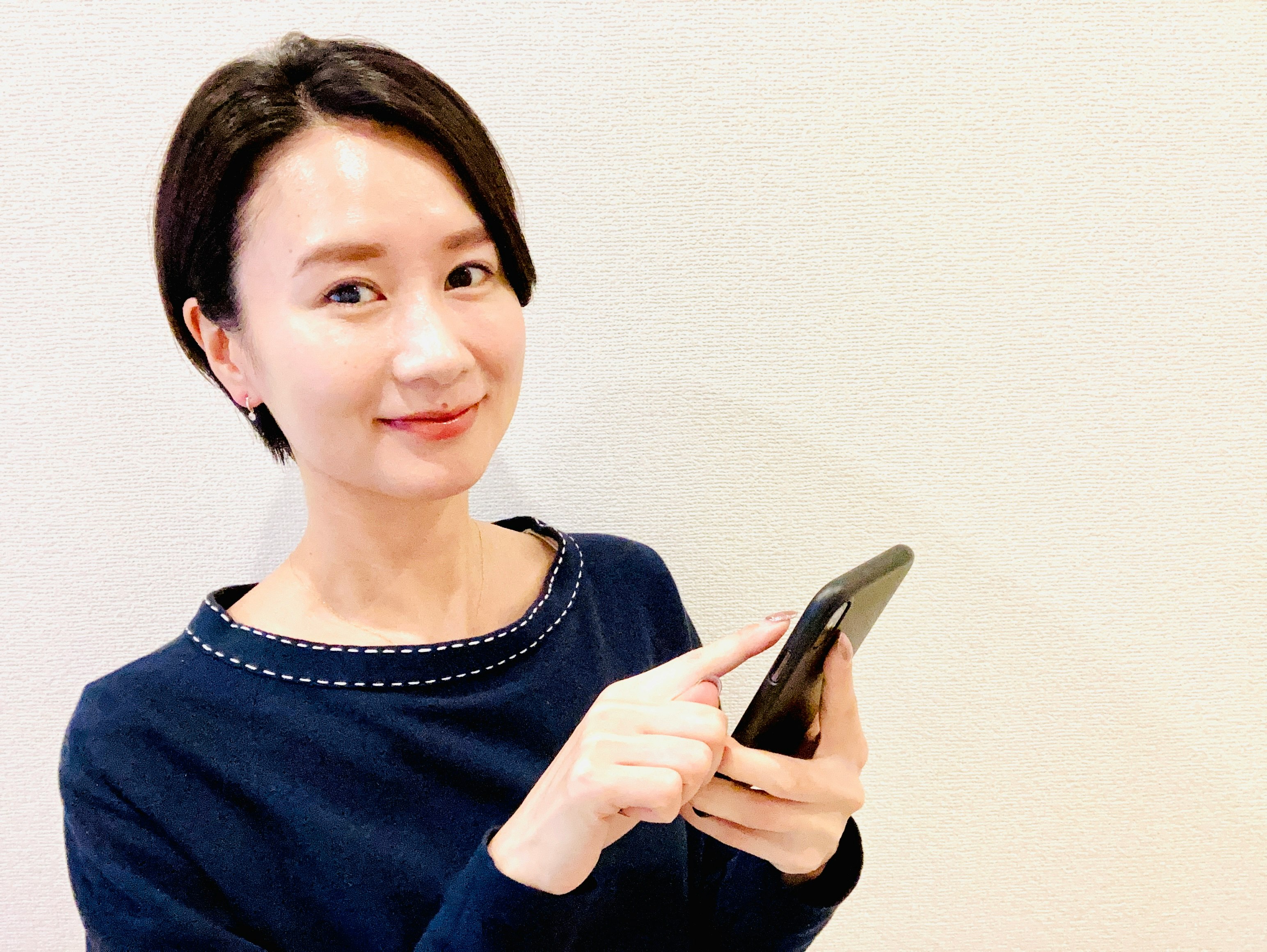 使用智慧型手機的女性肖像