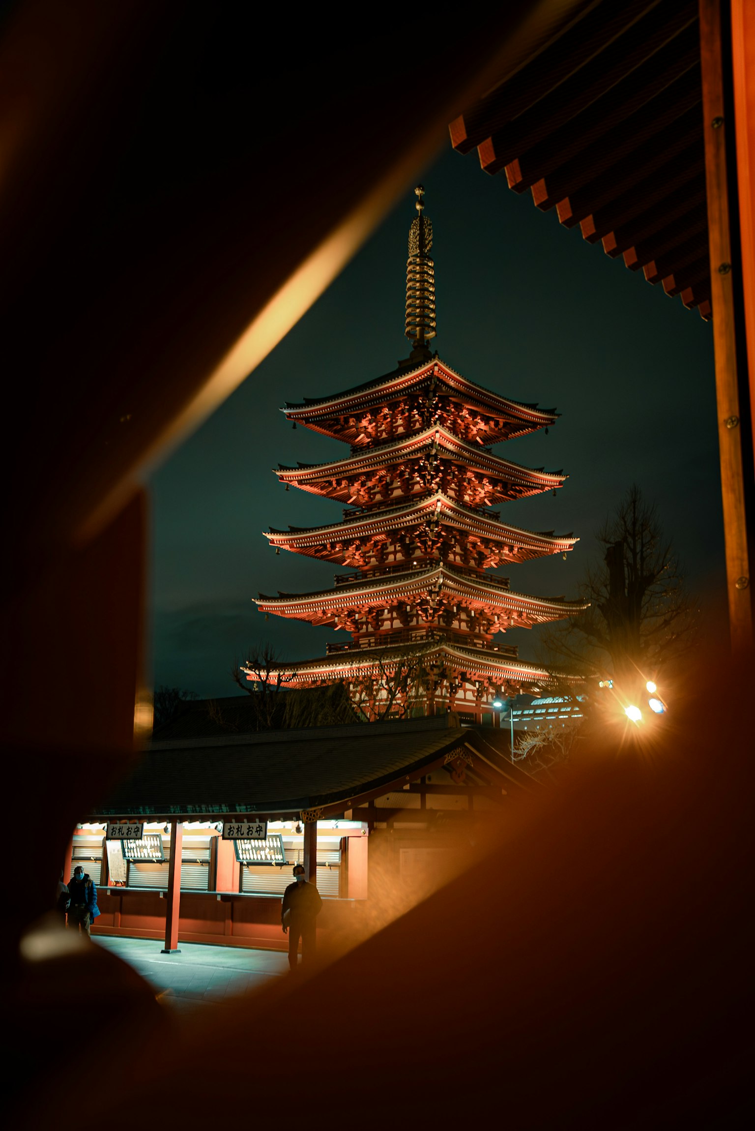 Pagoda illuminata di notte con edifici circostanti
