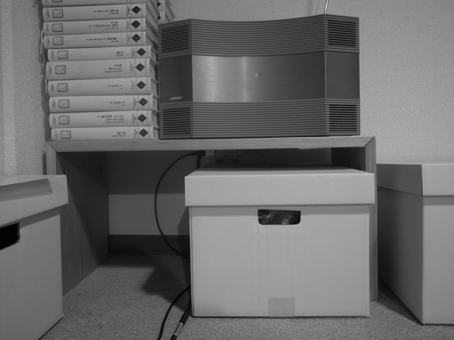 Configuración de oficina en blanco y negro con estantes y cajas de almacenamiento