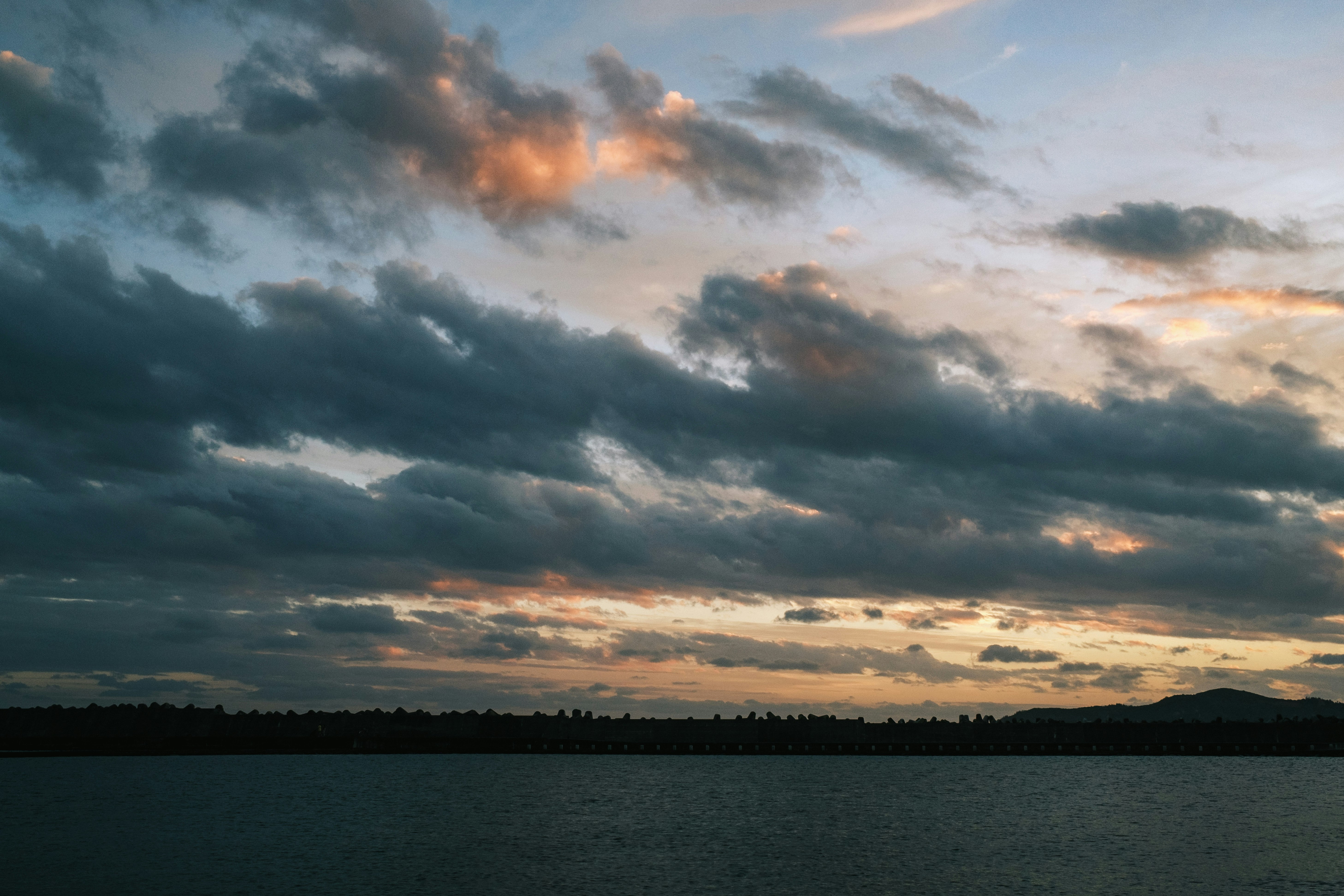 夕暮れの海と雲が広がる風景
