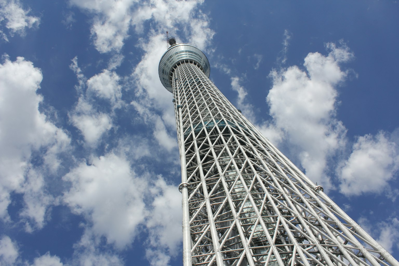 Tokyo Skytree menjulang di latar belakang langit biru dengan awan