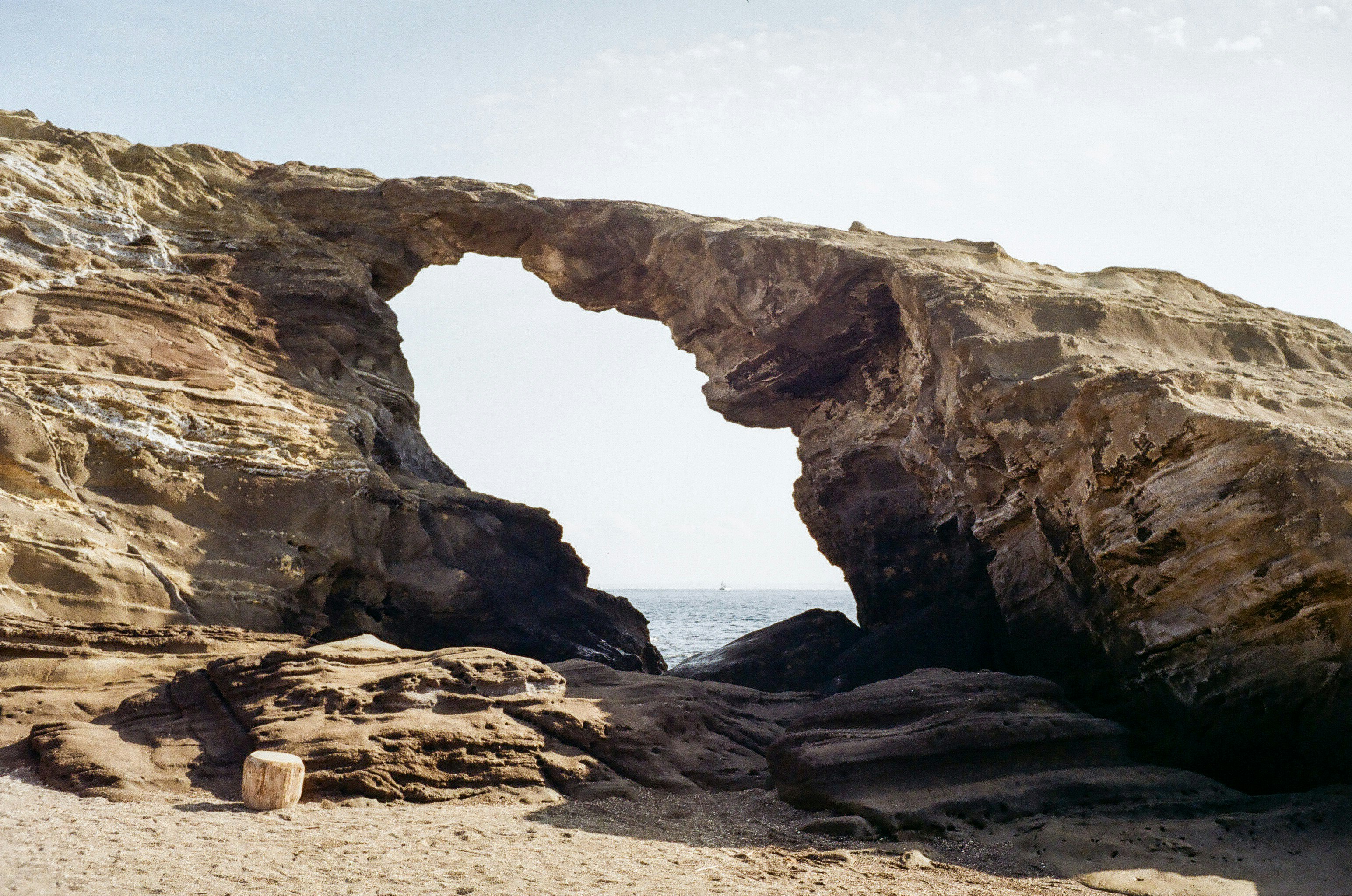 grande arche de grotte marine sur une côte rocheuse