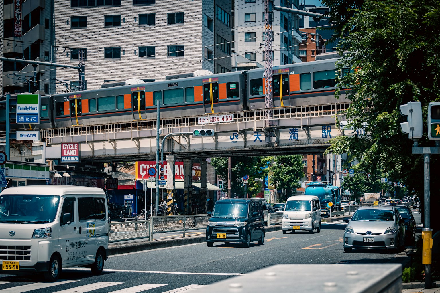 城市场景，带有高架火车和街道上的汽车