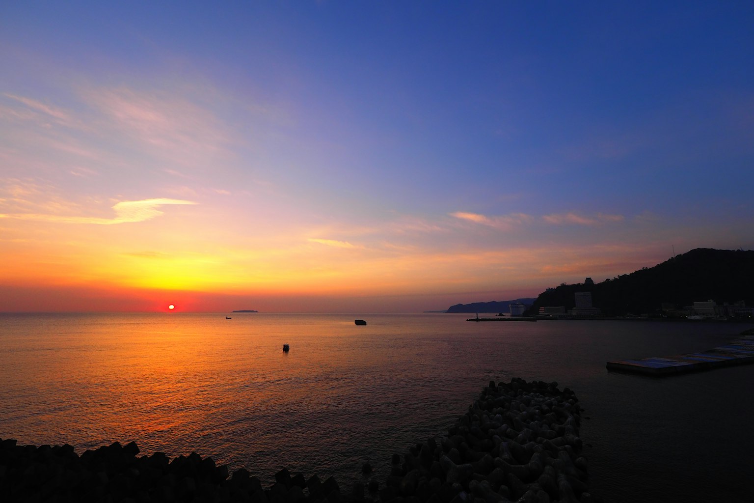 美丽的海上日落，天空中有蓝色和橙色的渐变