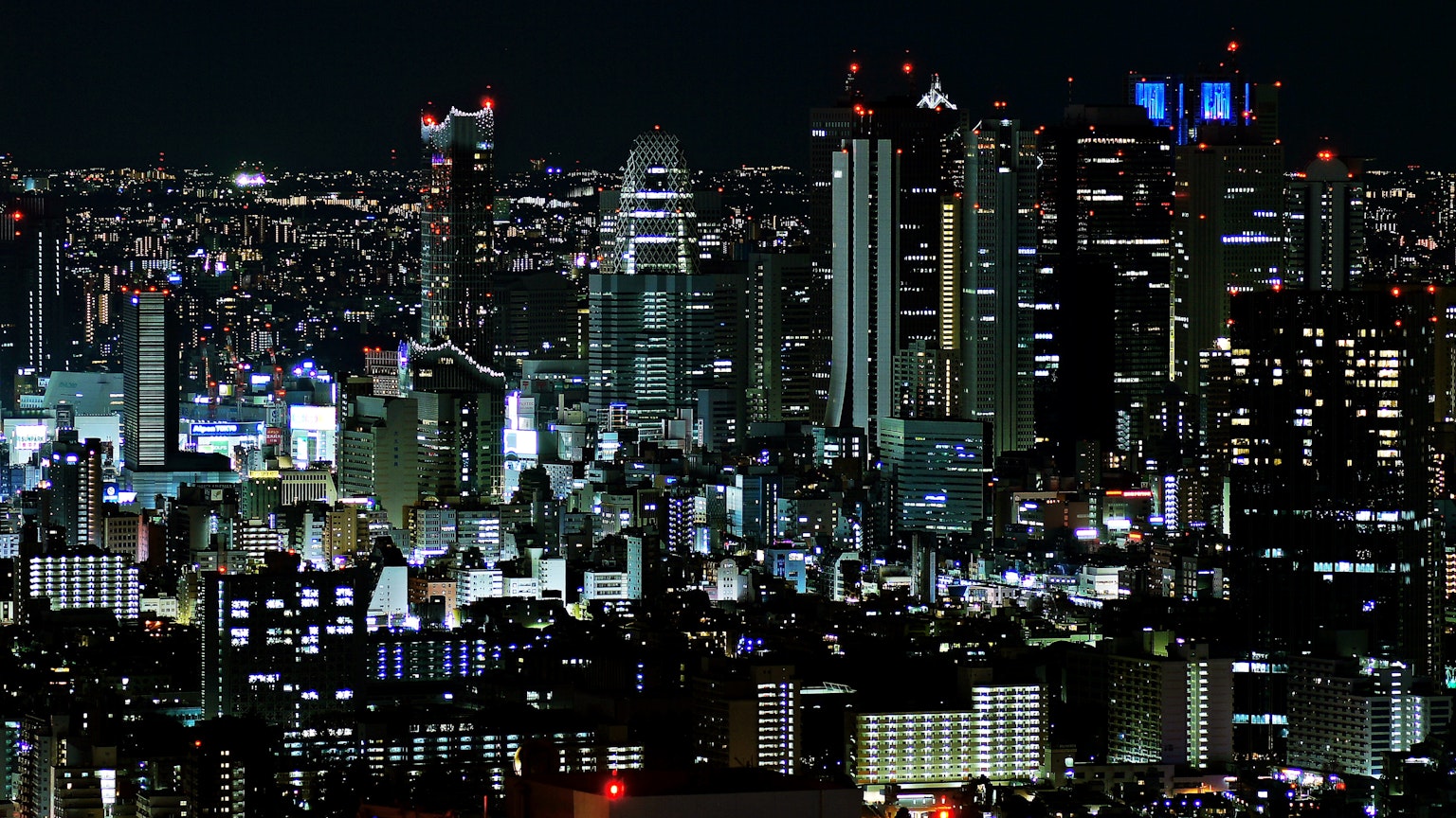 东京天际线的夜景，灯火辉煌的摩天大楼