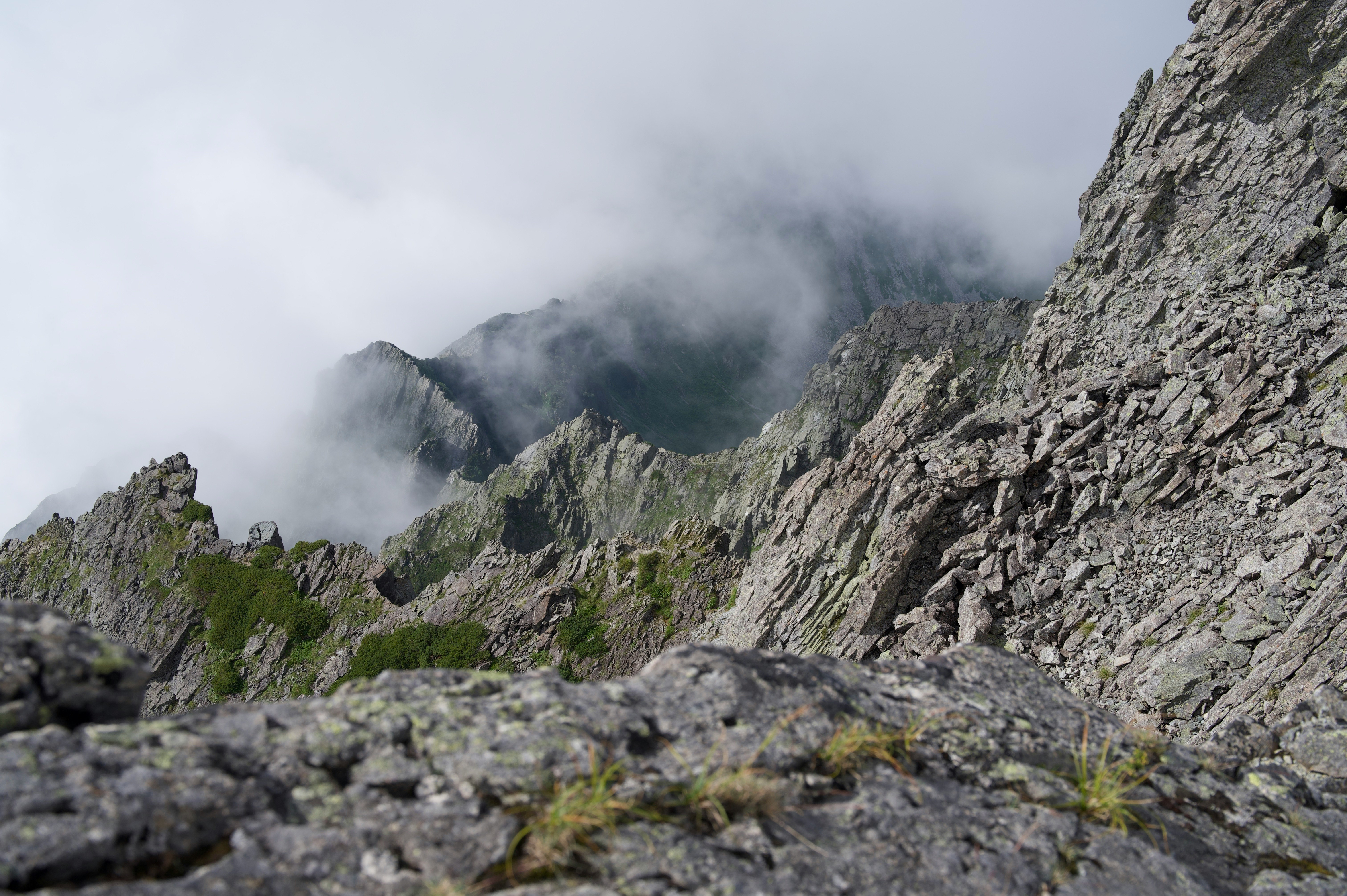岩場と霧のかかった山並み