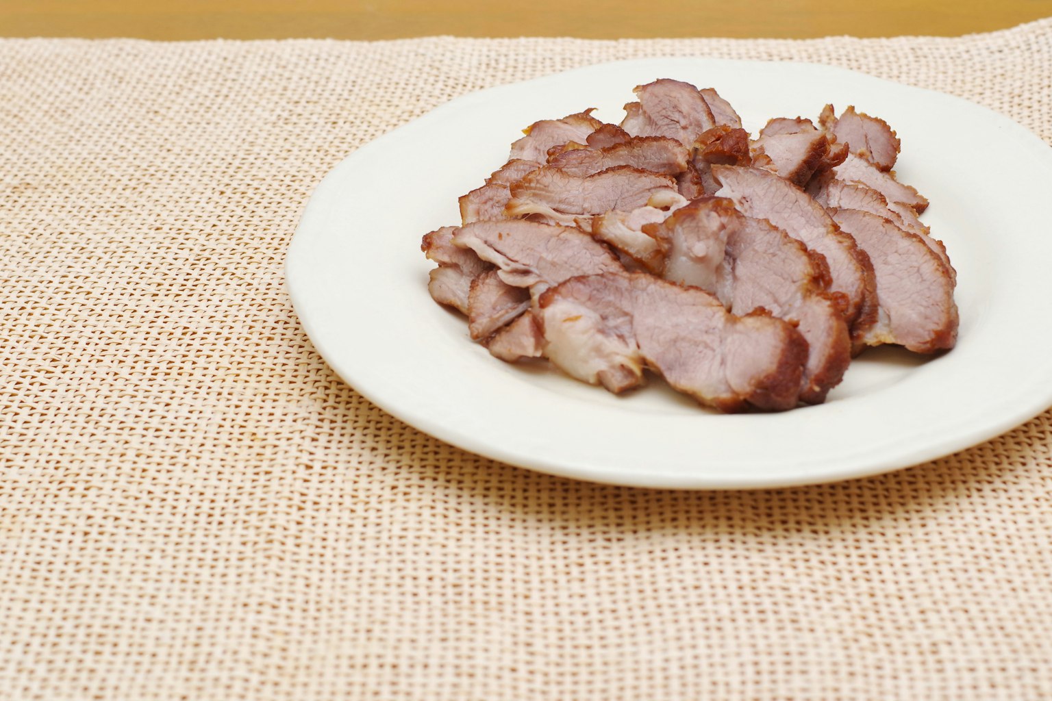 薄切肉擺放在白色盤子上