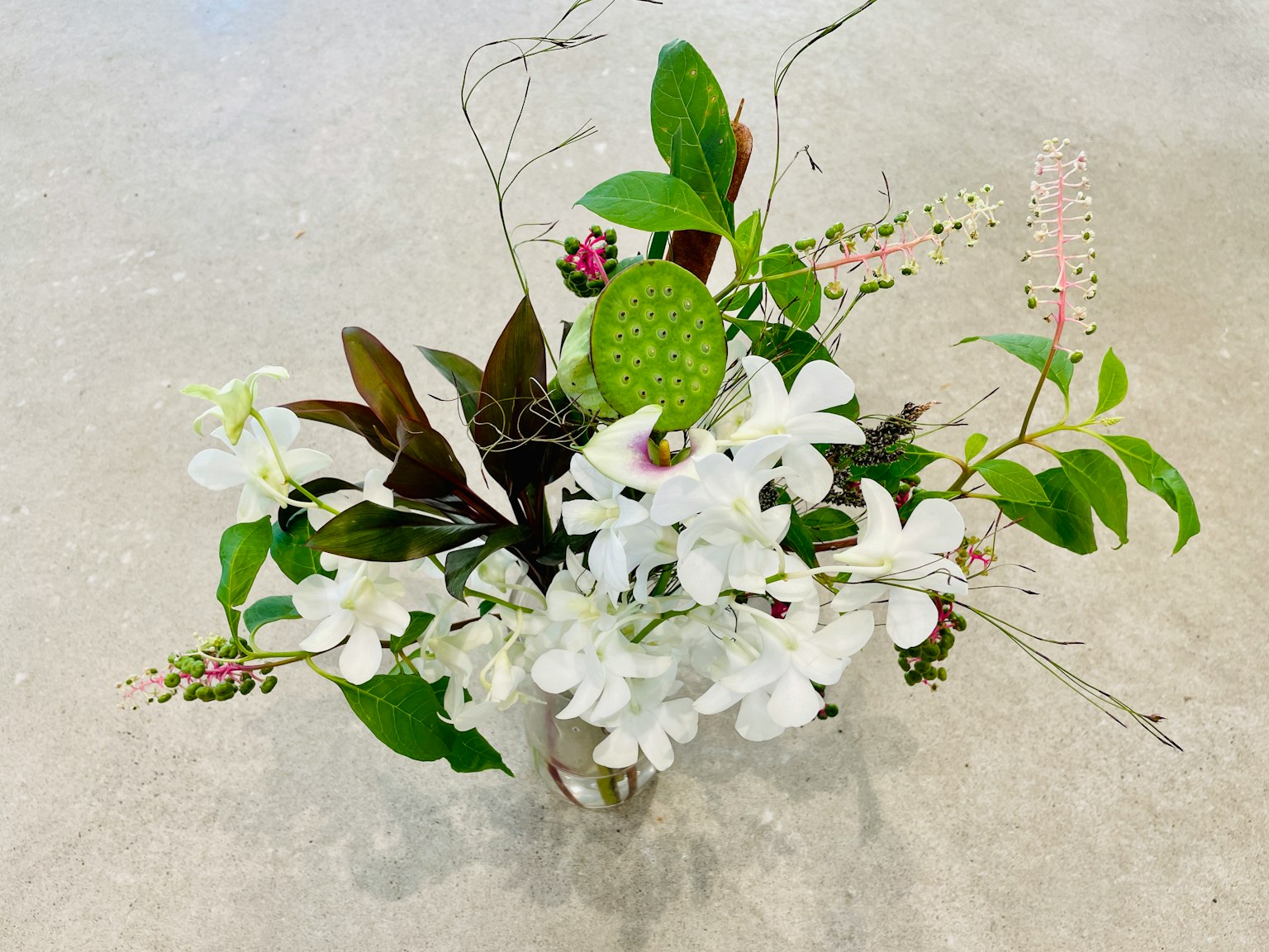 Un bellissimo mazzo con fiori bianchi e foglie verdi