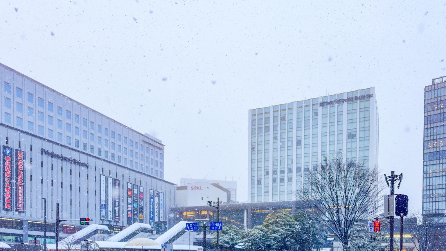 Paesaggio urbano con edifici moderni e spazi commerciali nella neve