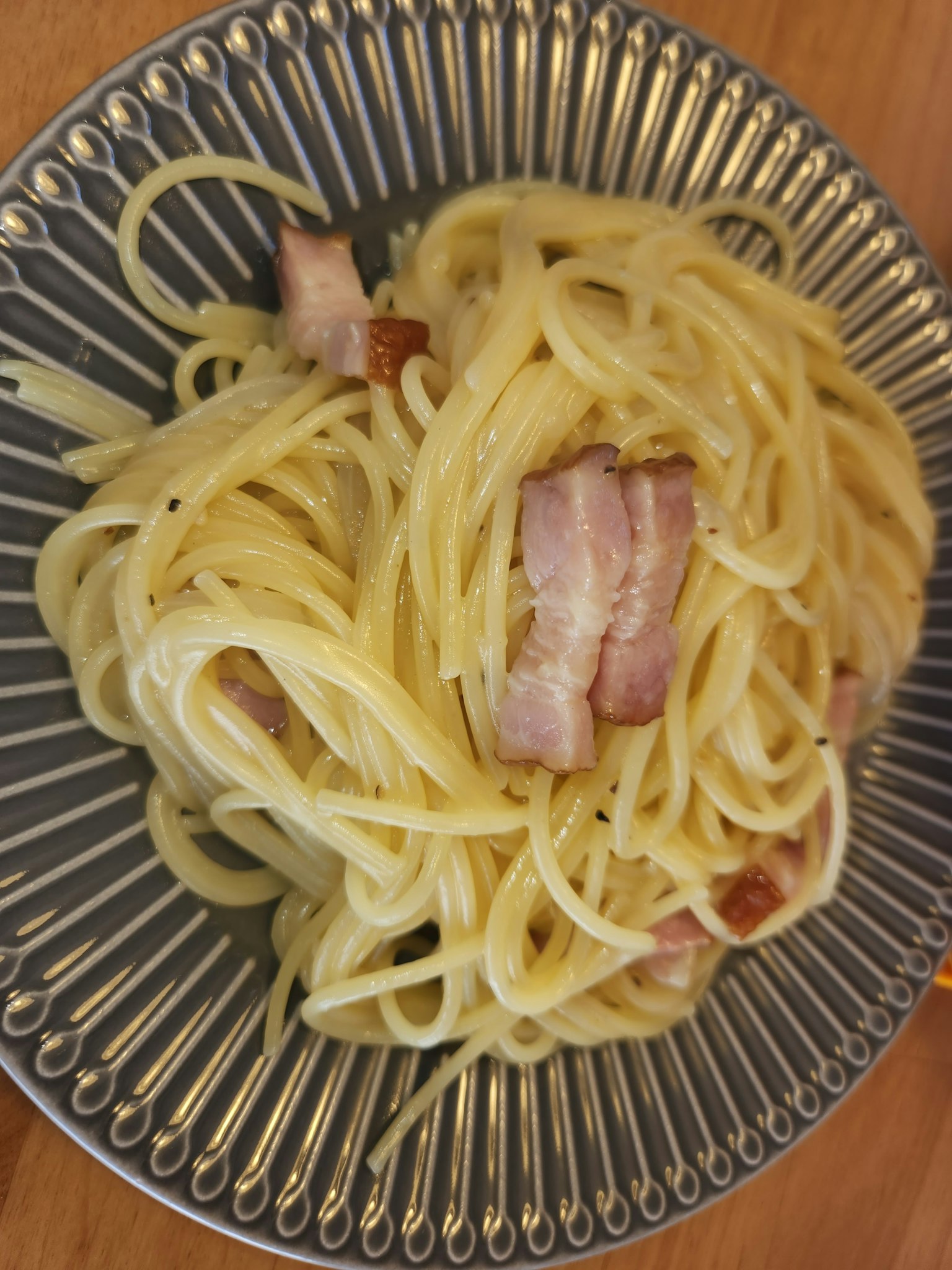 Pâtes carbonara crémeuses servies dans une assiette décorative