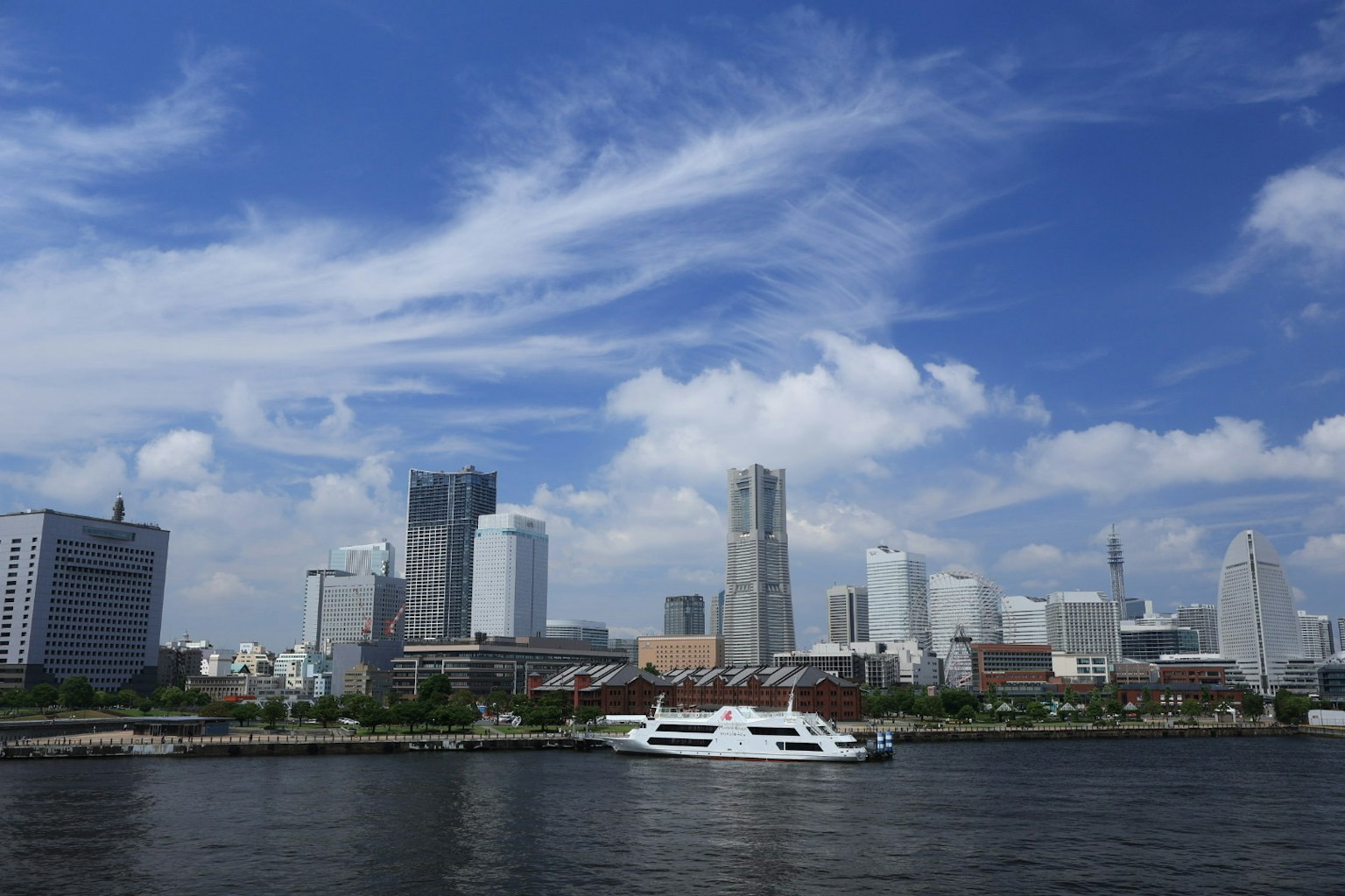 เส้นขอบฟ้าของโยโกฮาม่าพร้อมอาคารทันสมัยและท้องฟ้าสีฟ้า