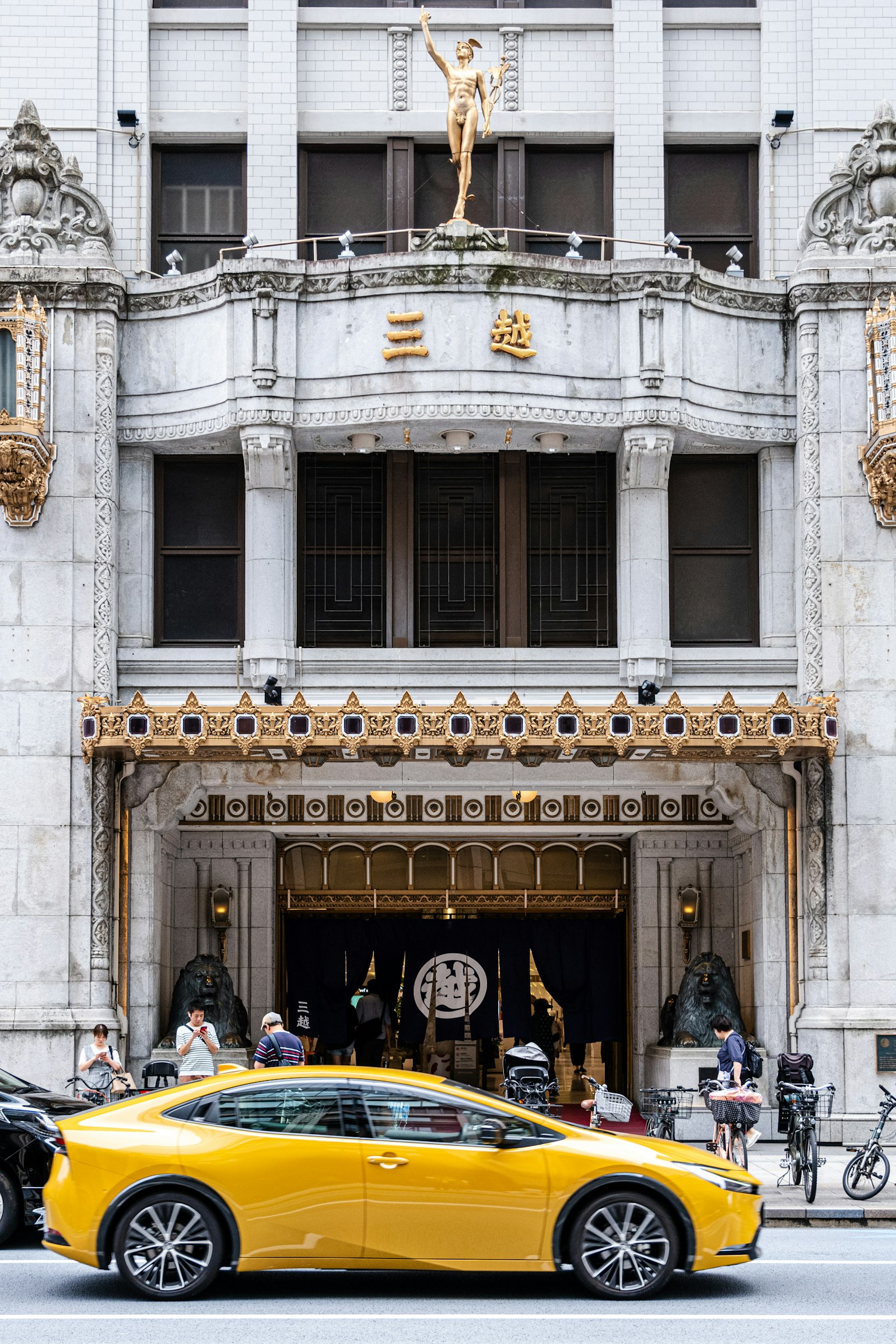 Un taxi giallo parcheggiato di fronte a un edificio elegante