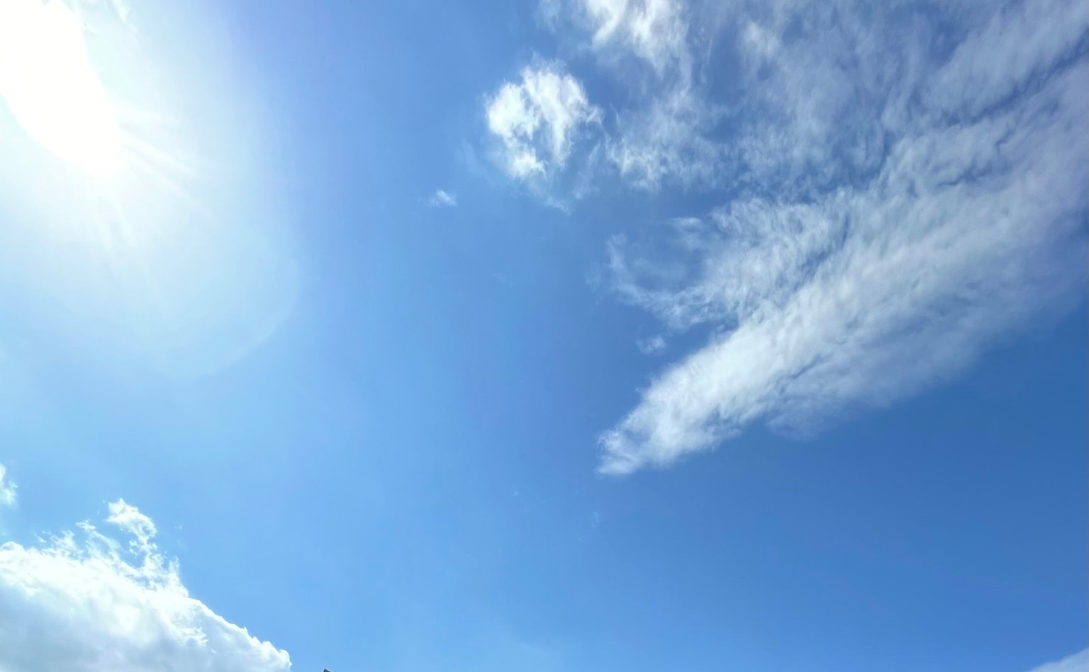 Ein klarer blauer Himmel mit weißen Wolken