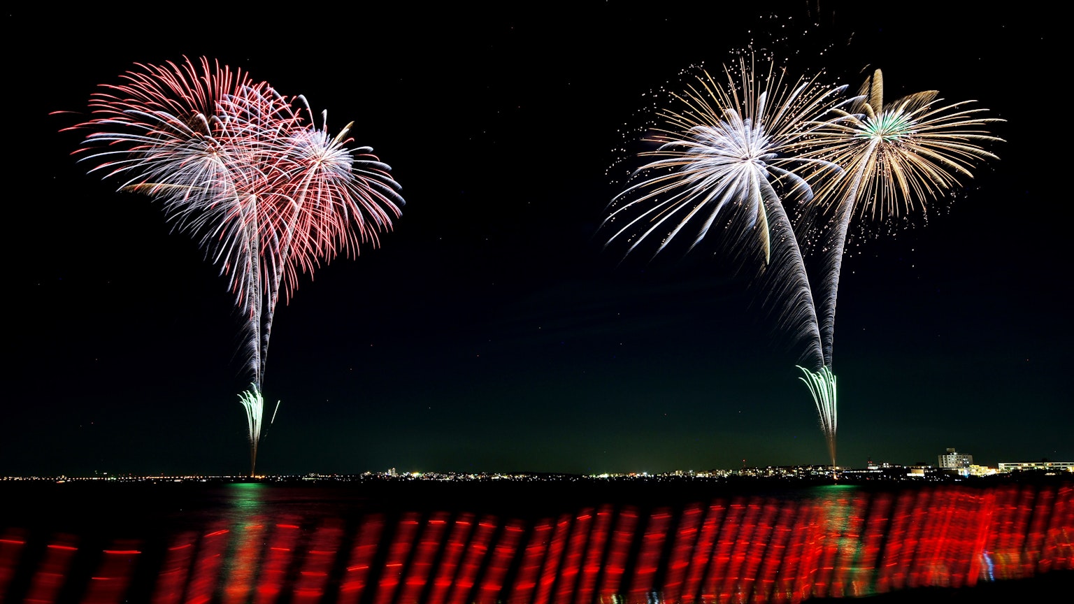Bellissimo spettacolo di fuochi d'artificio che illumina il cielo notturno