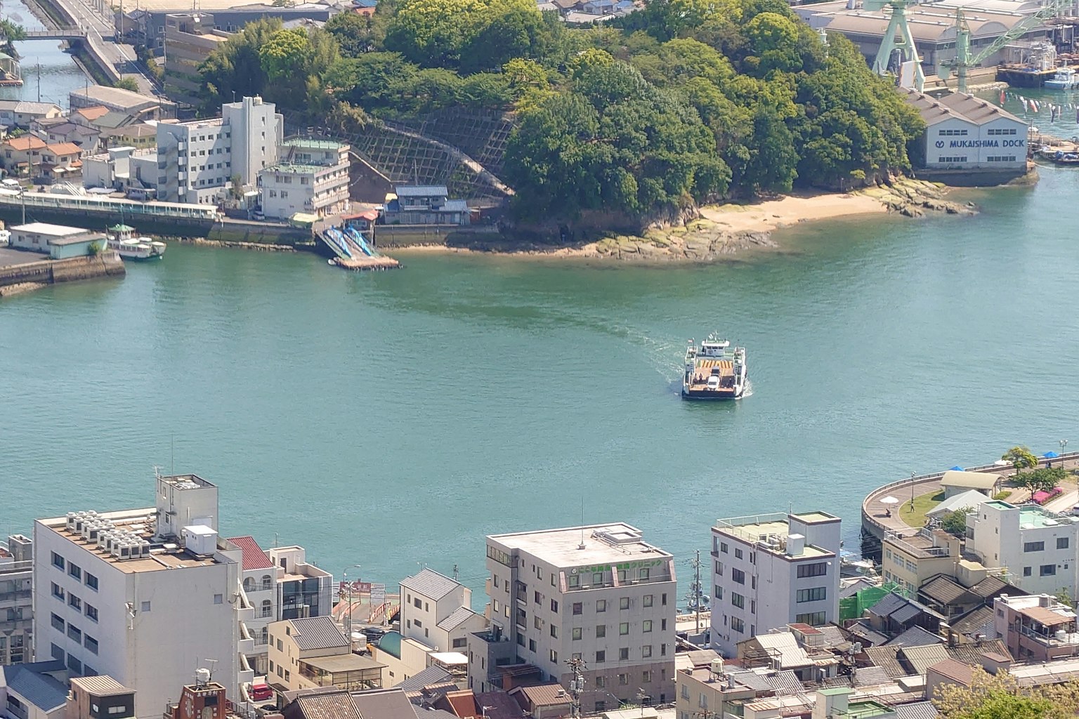 水面上的船和背景中的綠色島嶼