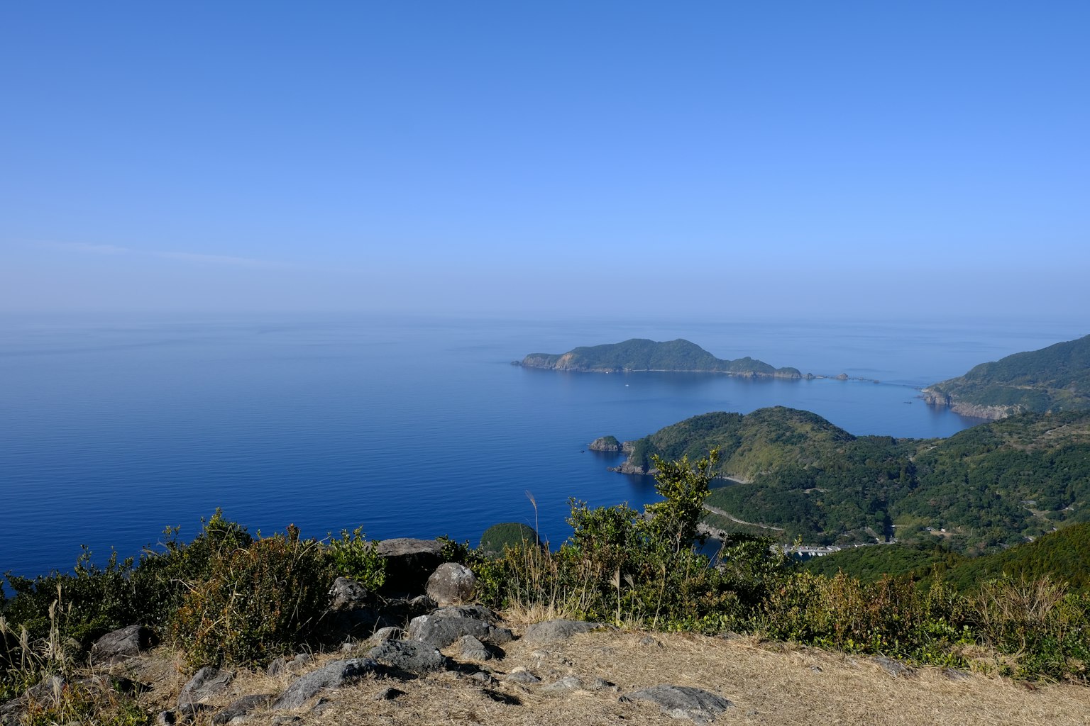Vista panoramica di un mare blu con isole in lontananza