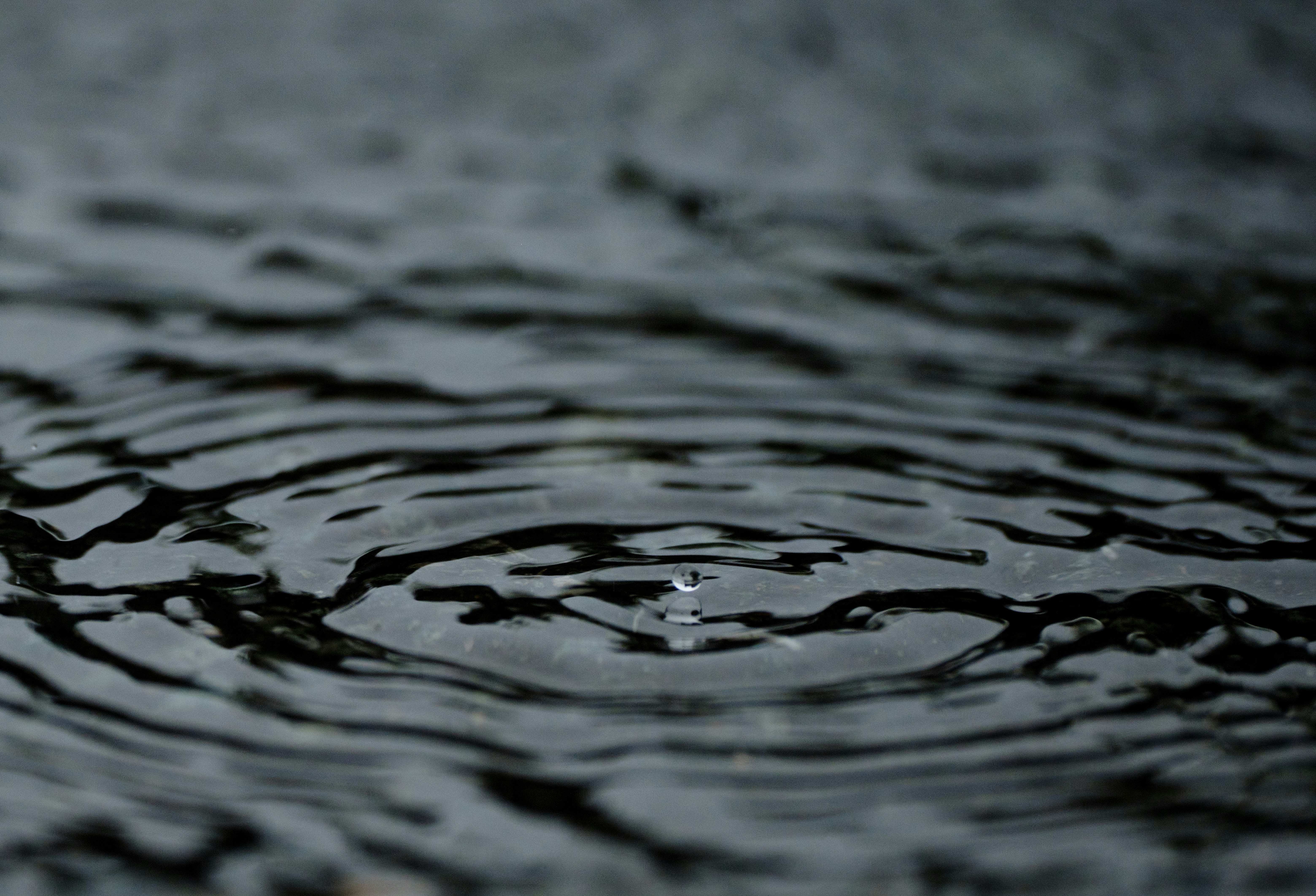 雨水水洼中的涟漪与透明感的水面