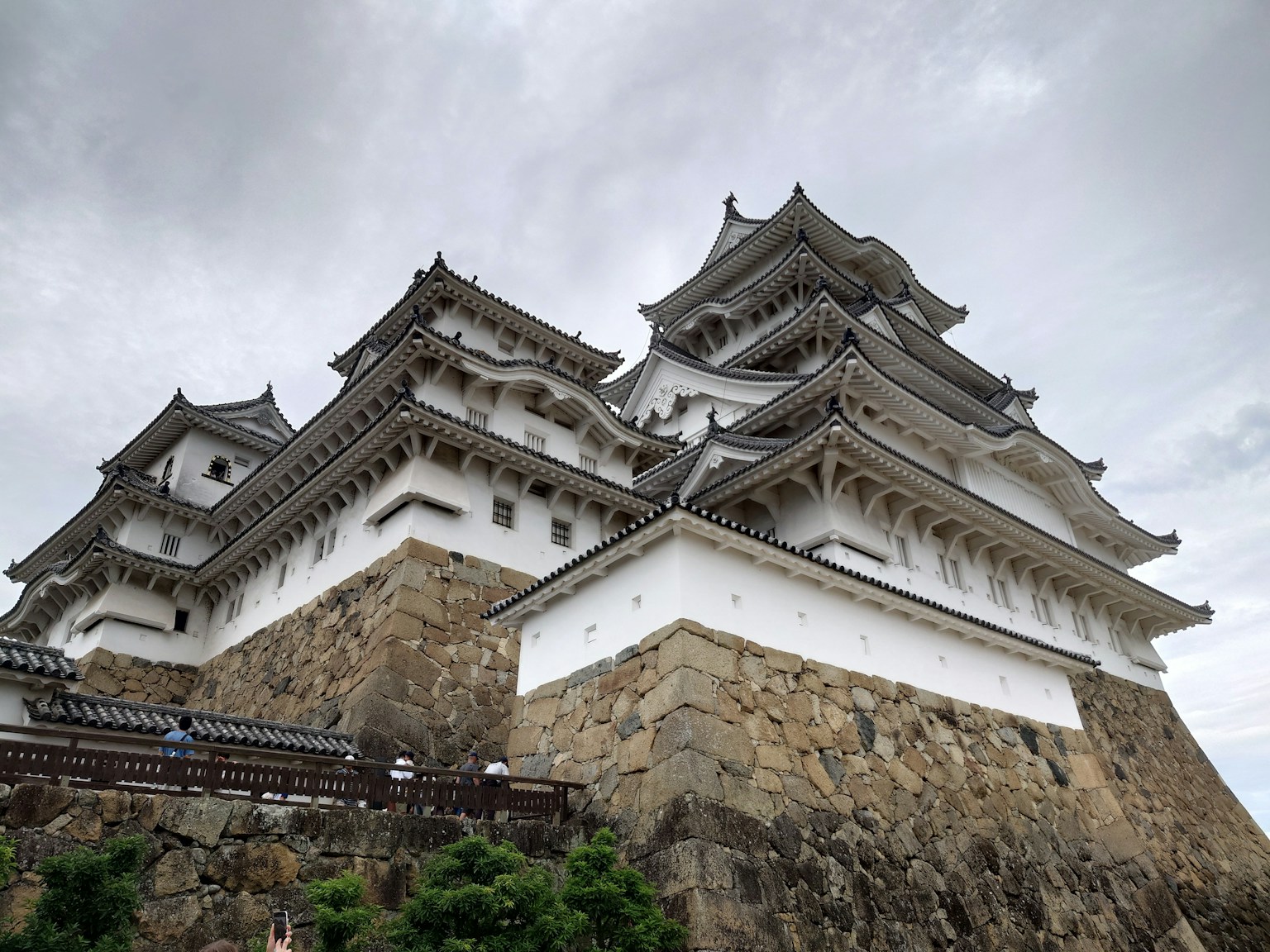 姬路城的壮观建筑展示白色墙壁和石基