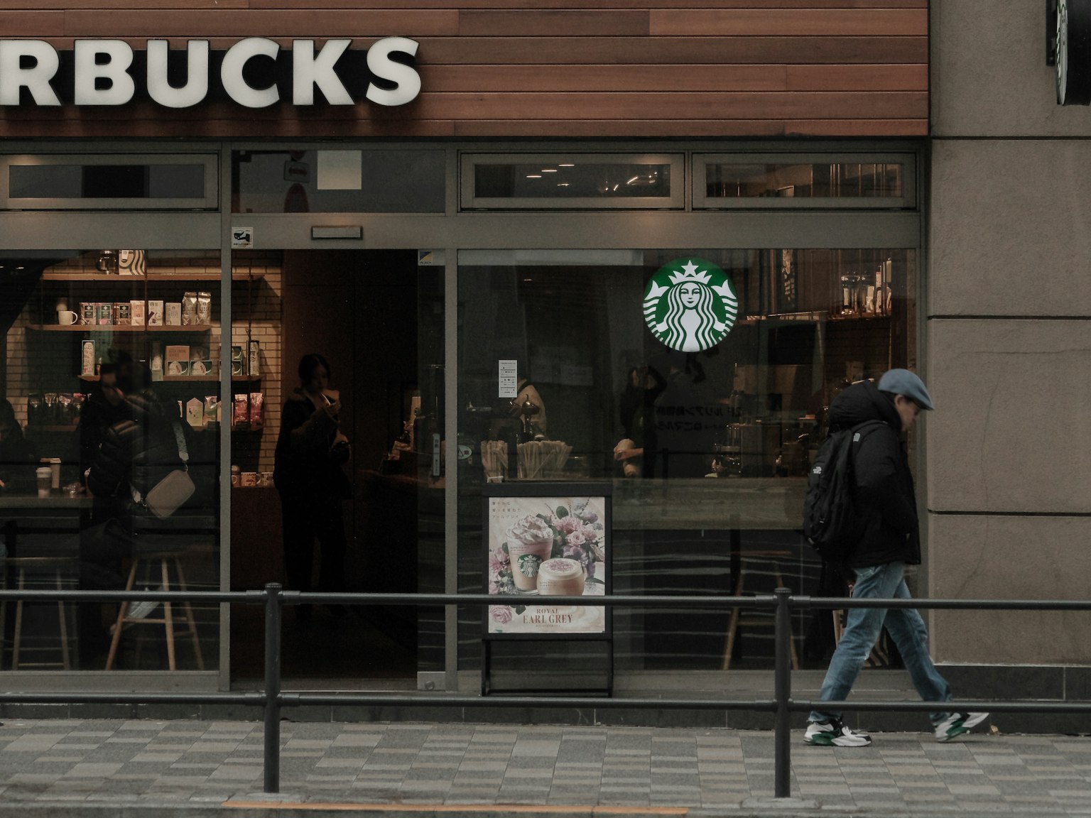 星巴克店面與路過行人