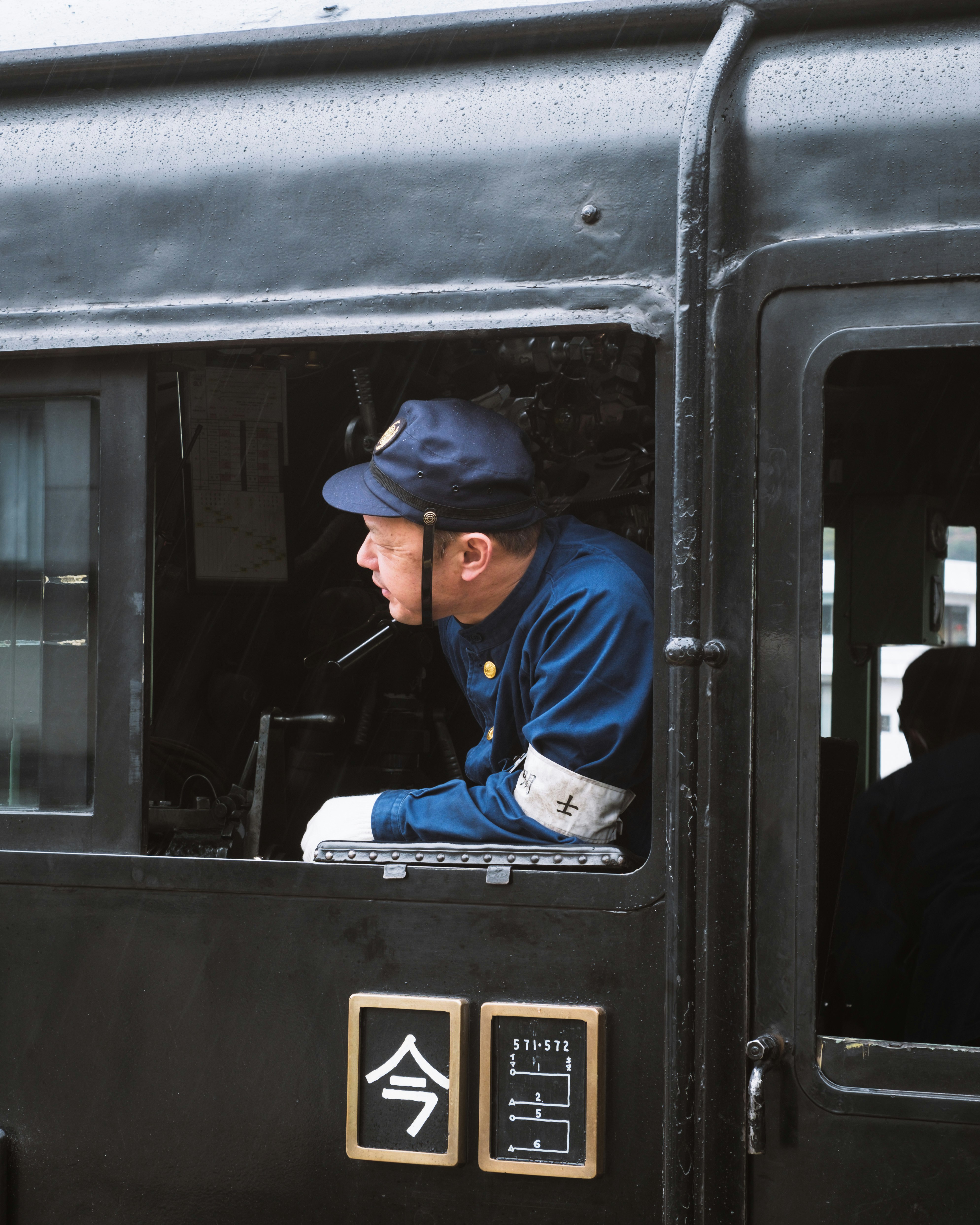 透過火車車窗可見的工作人員