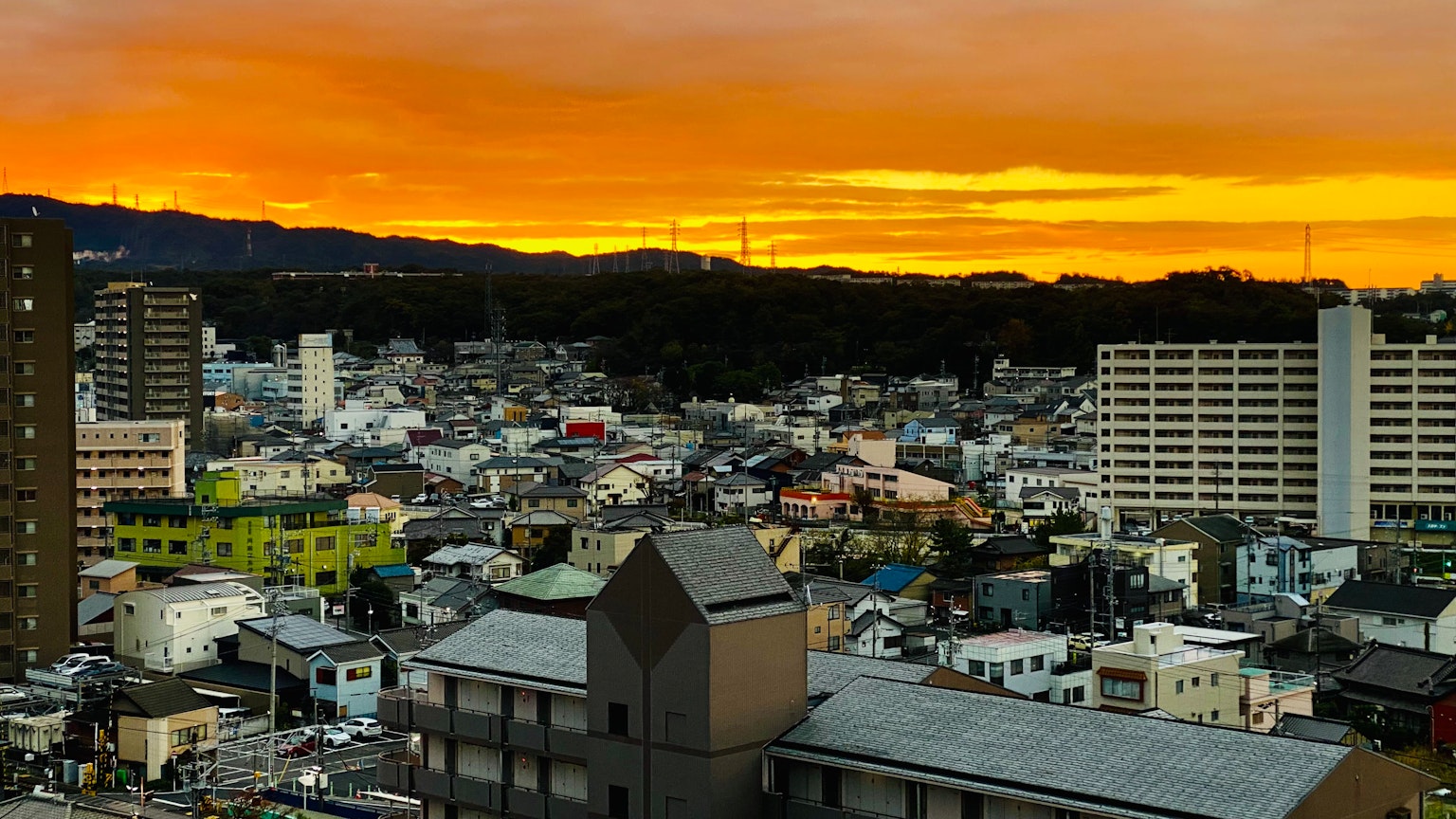 Paysage urbain avec un ciel de coucher de soleil orange vif sur des bâtiments