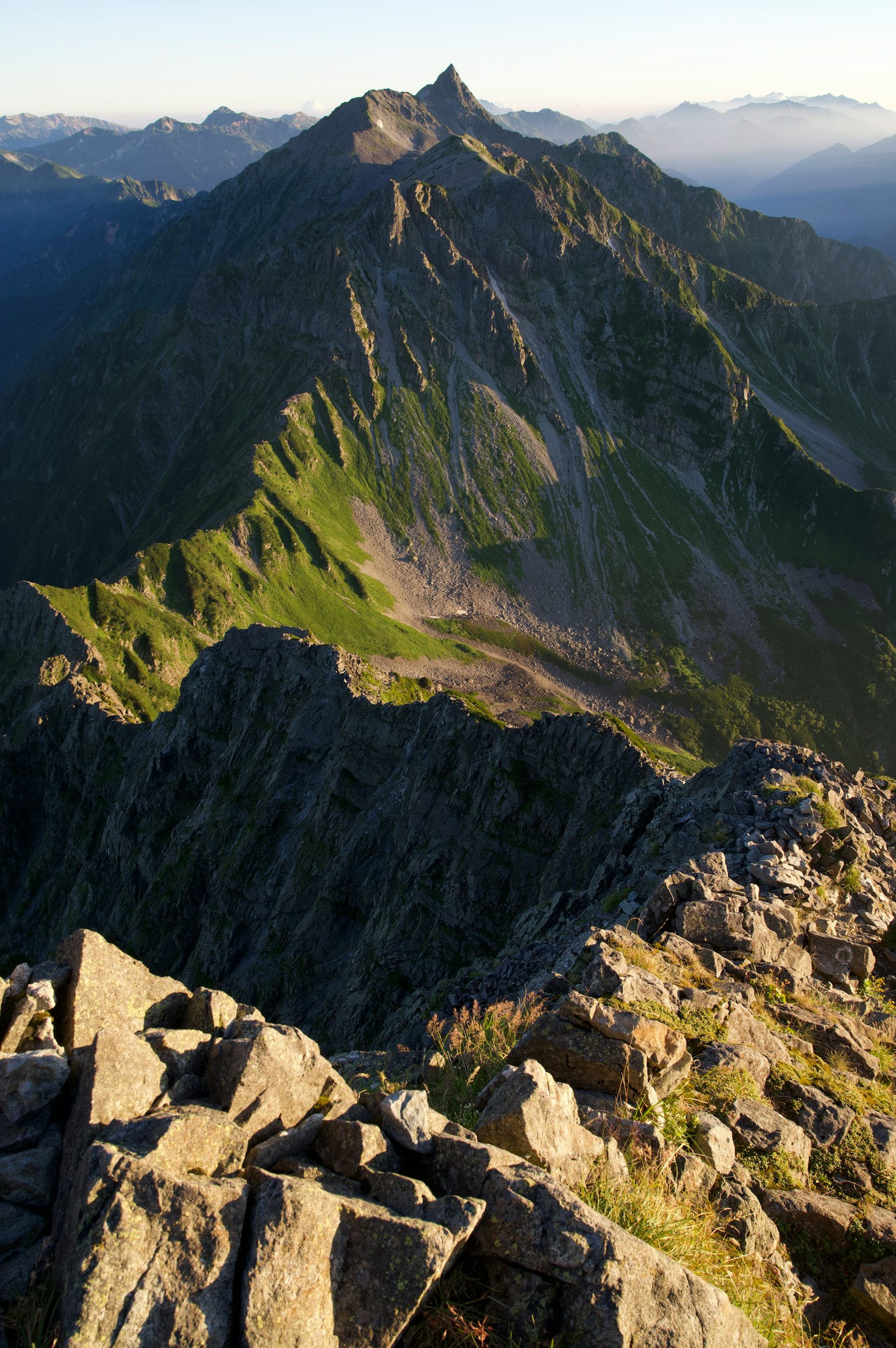 Vista panoramica di montagne verdi e paesaggio roccioso