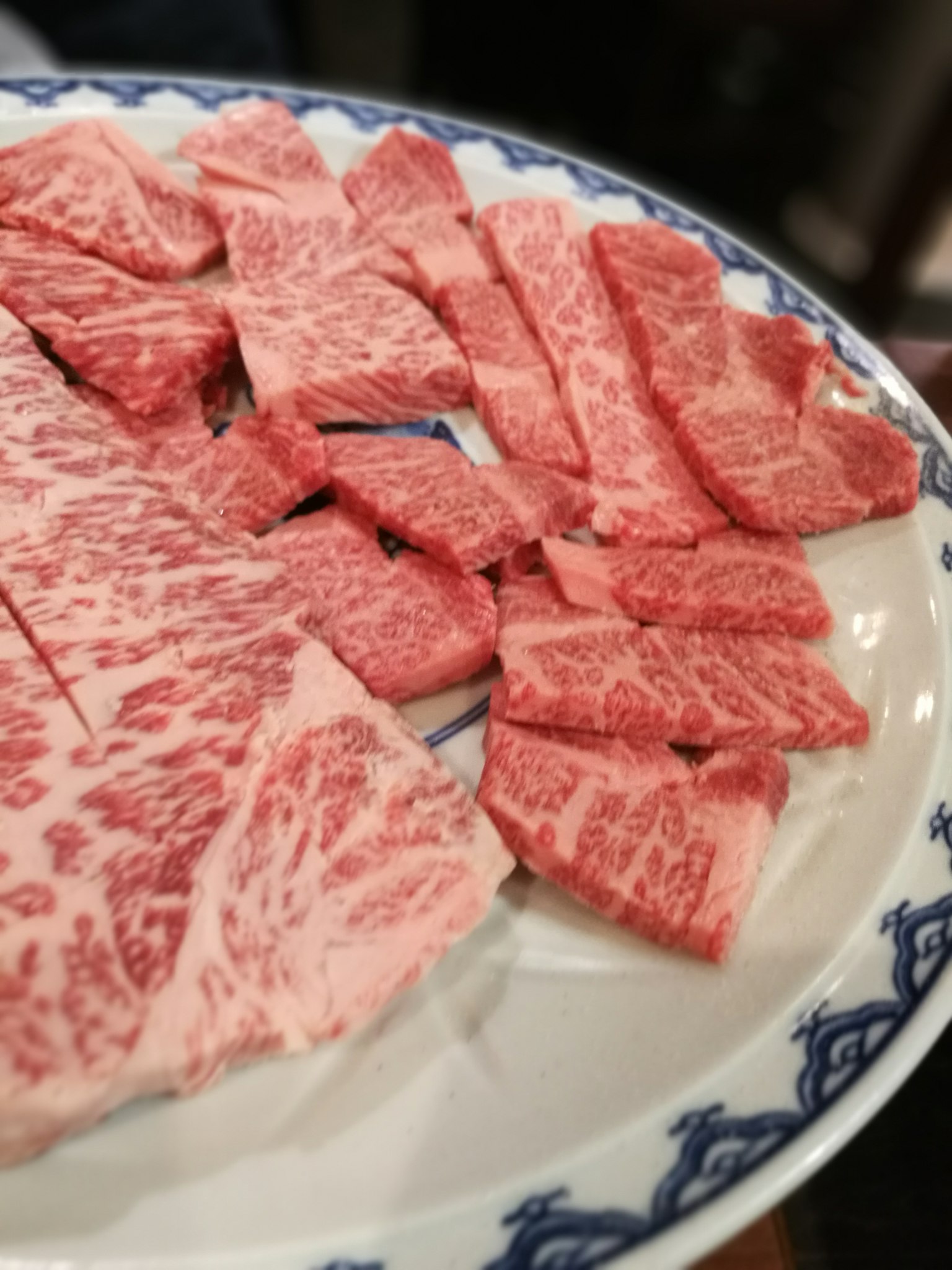 美麗的大理石紋和牛肉片擺放在盤子上