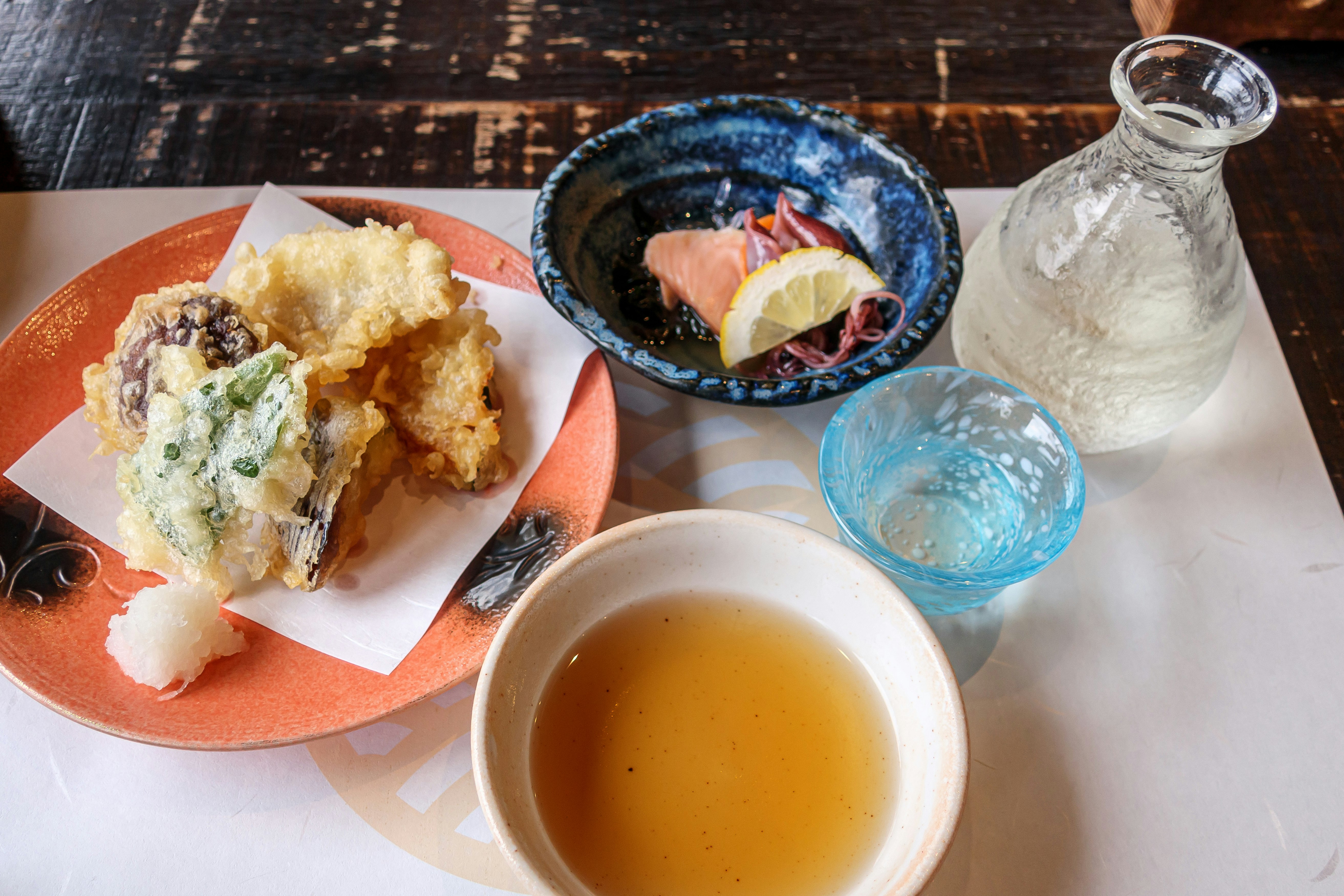 天ぷらと冷酒、酒のあての盛り合わせ