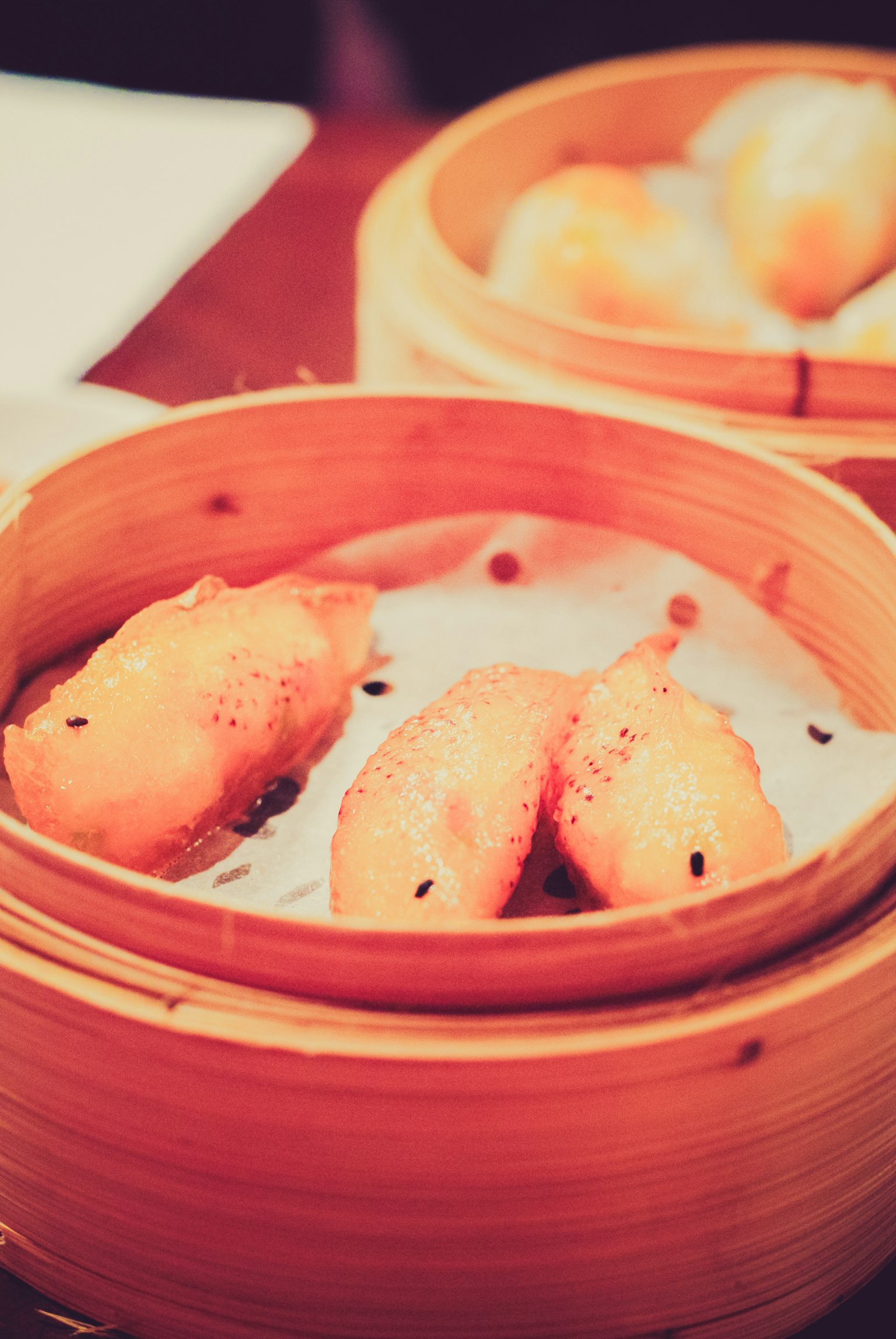 Kombinasi dim sum yang lezat dalam kukusan bambu