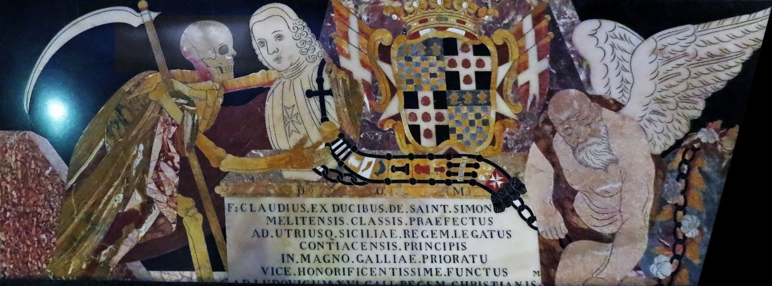Pierre tombale médiévale avec des sculptures d'anges et d'une faux