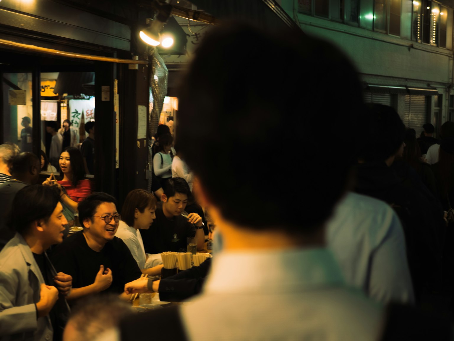 賑やかな夜の屋台で食事を楽しむ人々の様子
