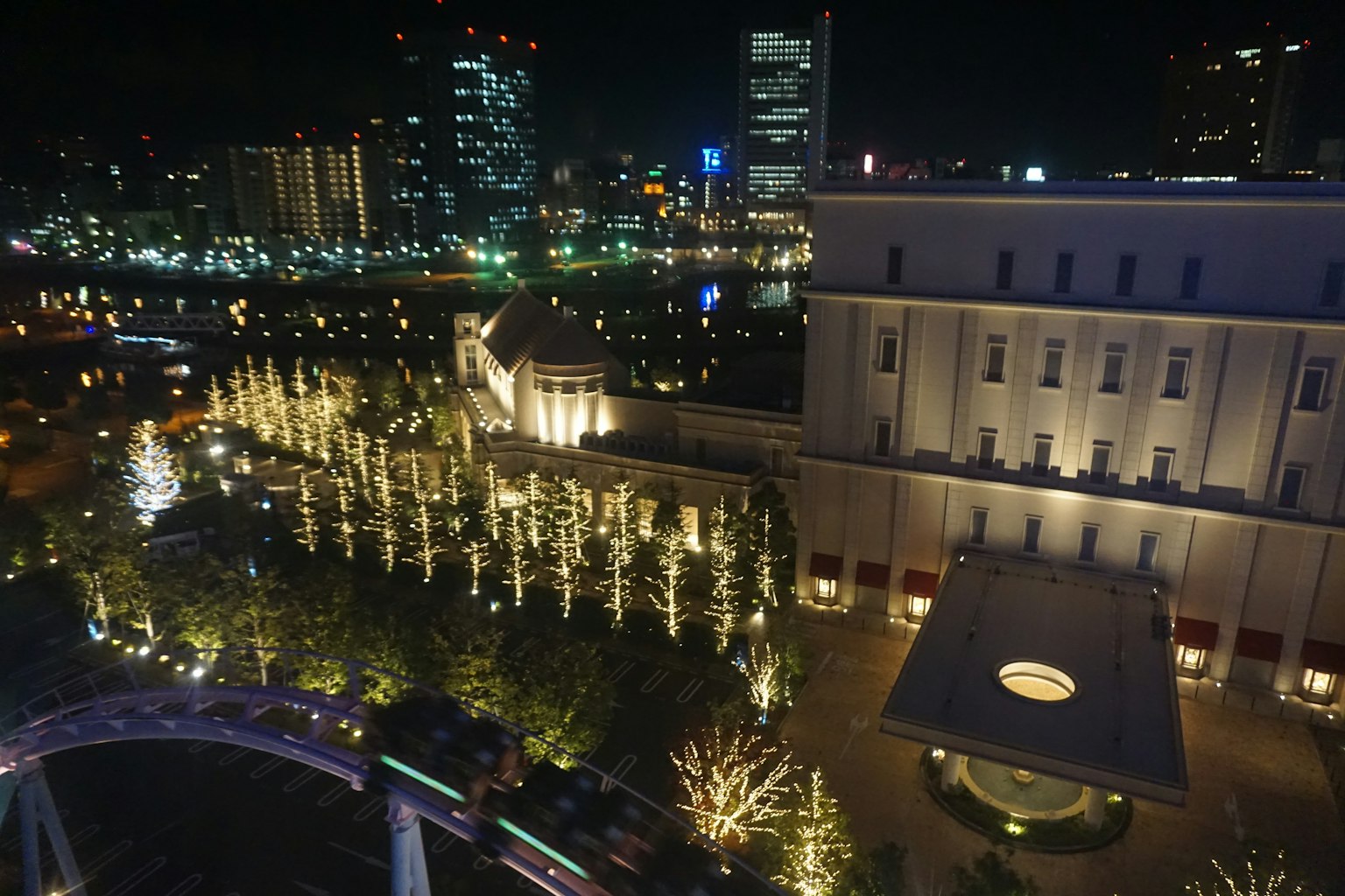 夜景中照亮的建築和公園燈光
