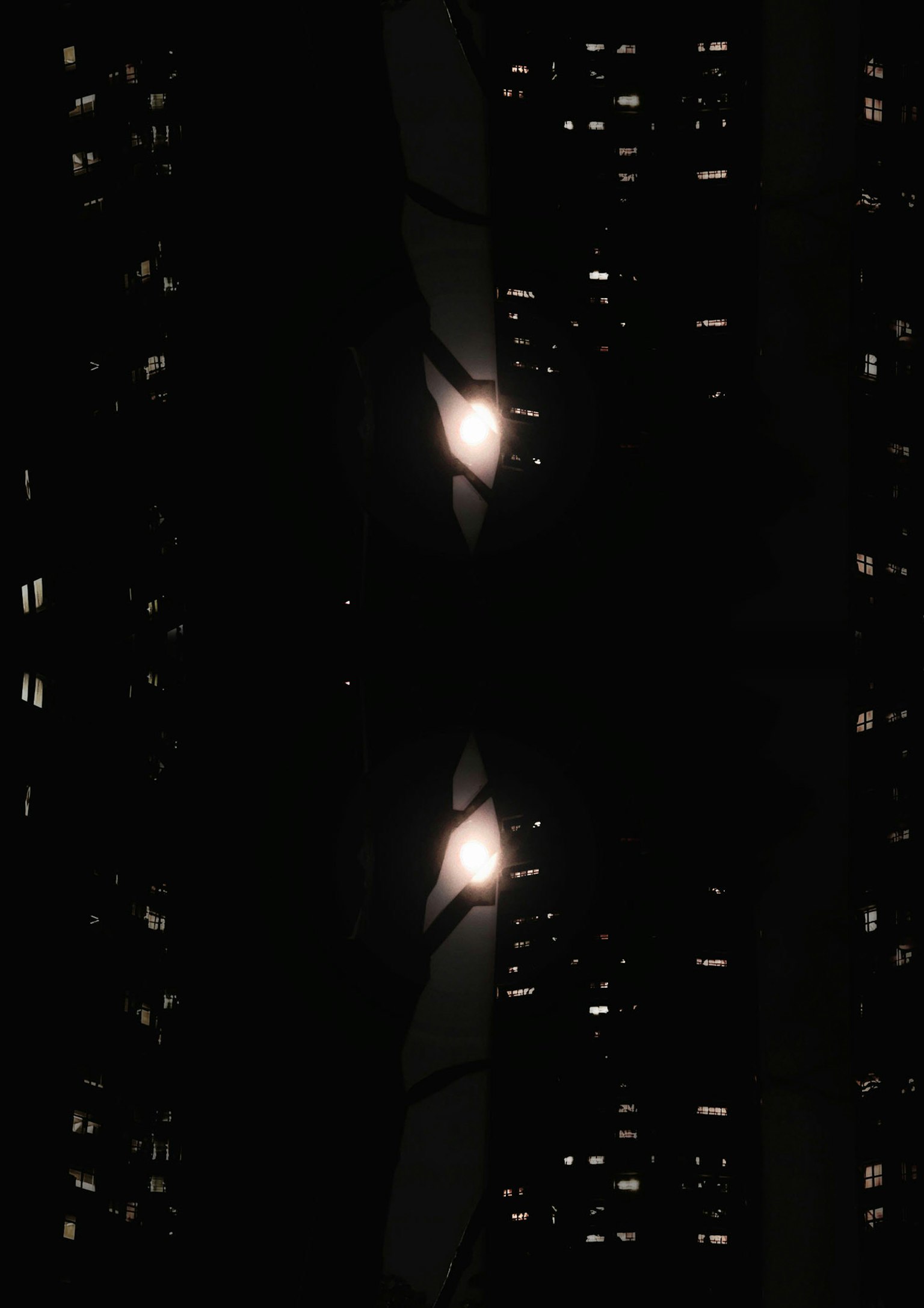 黑暗背景上的明亮光线和窗户反射