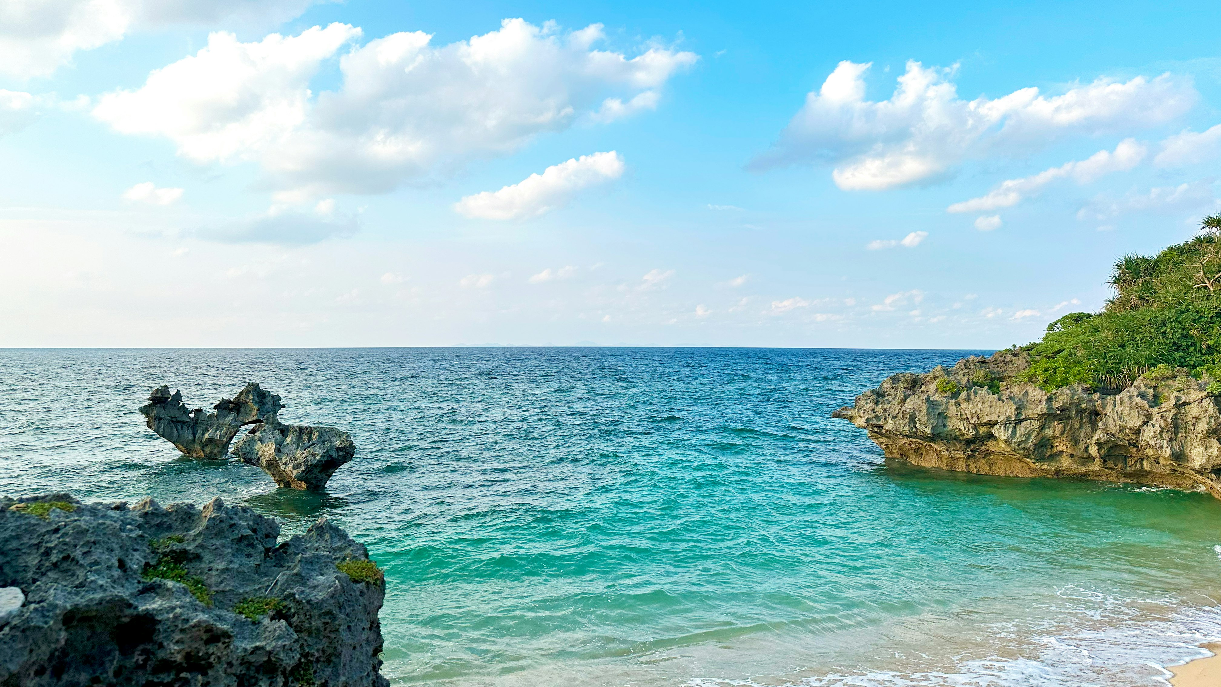 Costa rocciosa e piccola baia con acque blu