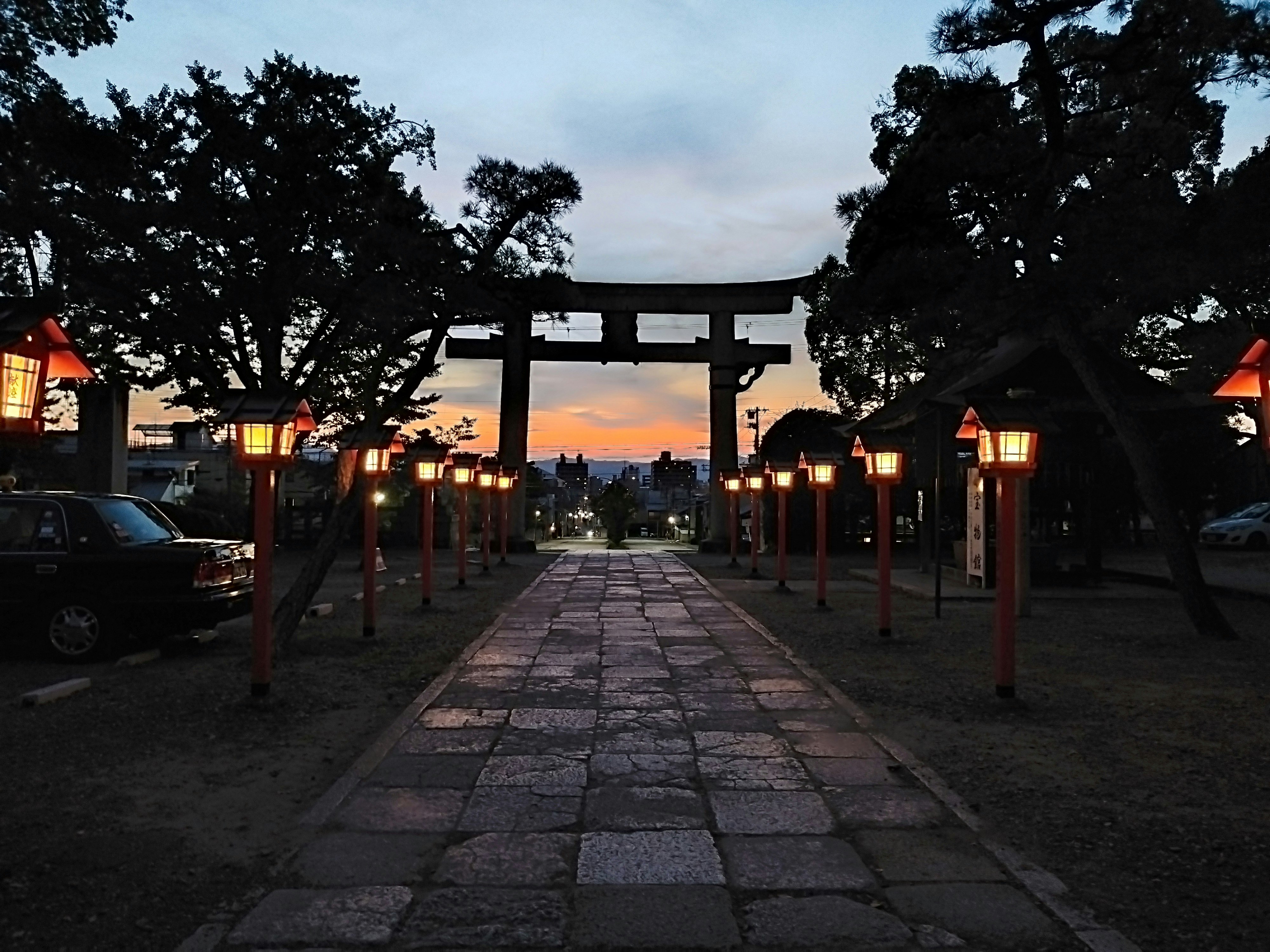 sentiero in pietra con torii all’imbrunire
