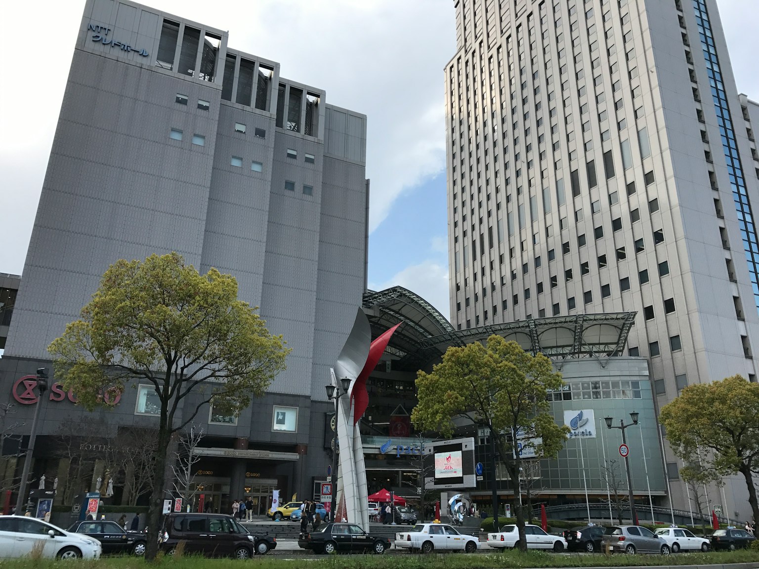 ทิวทัศน์เมืองที่มีตึกสูงและสถาปัตยกรรมสมัยใหม่