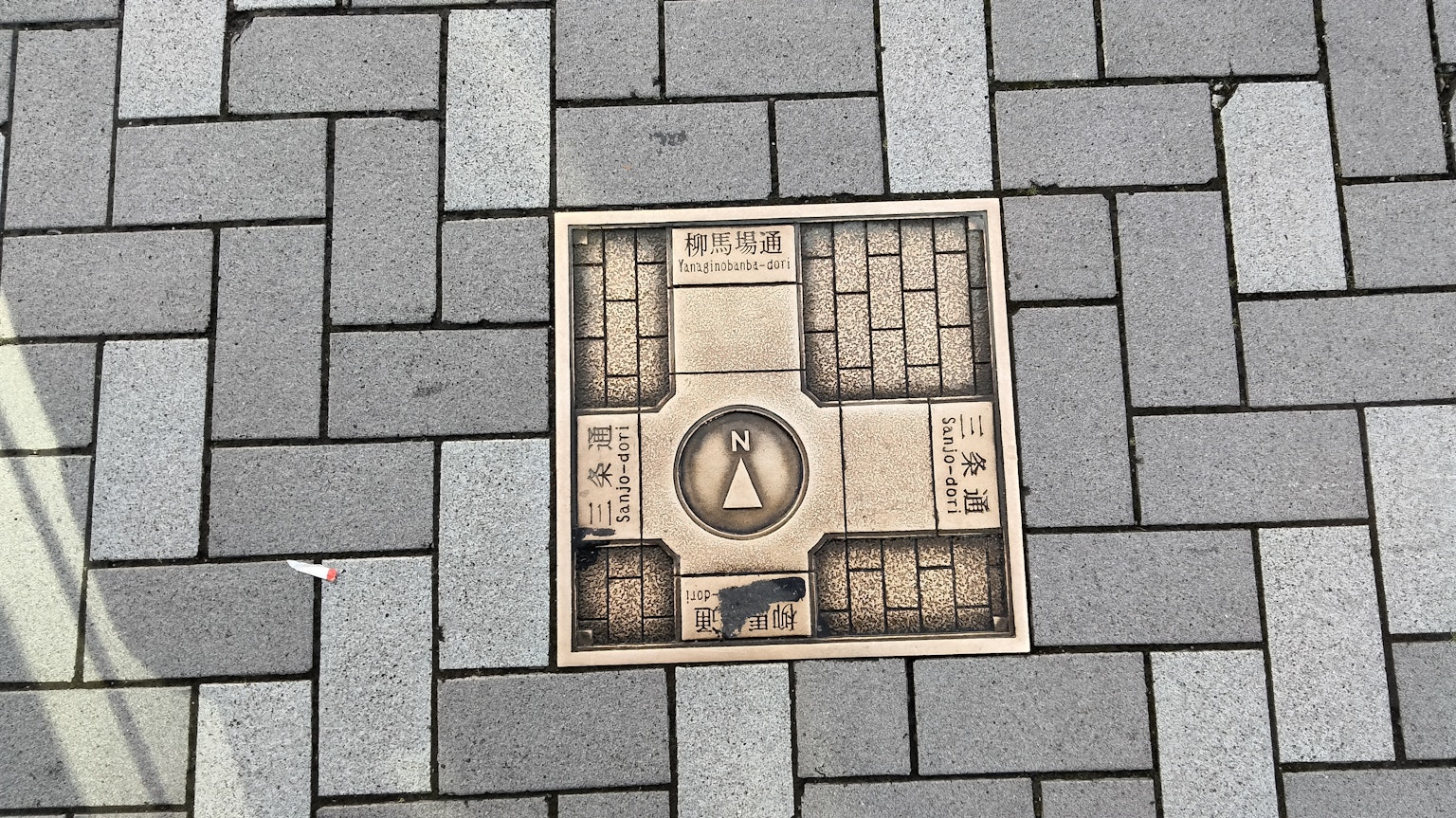 Einzigartig gestaltete Fliese in einem gepflasterten Gehweg eingebettet