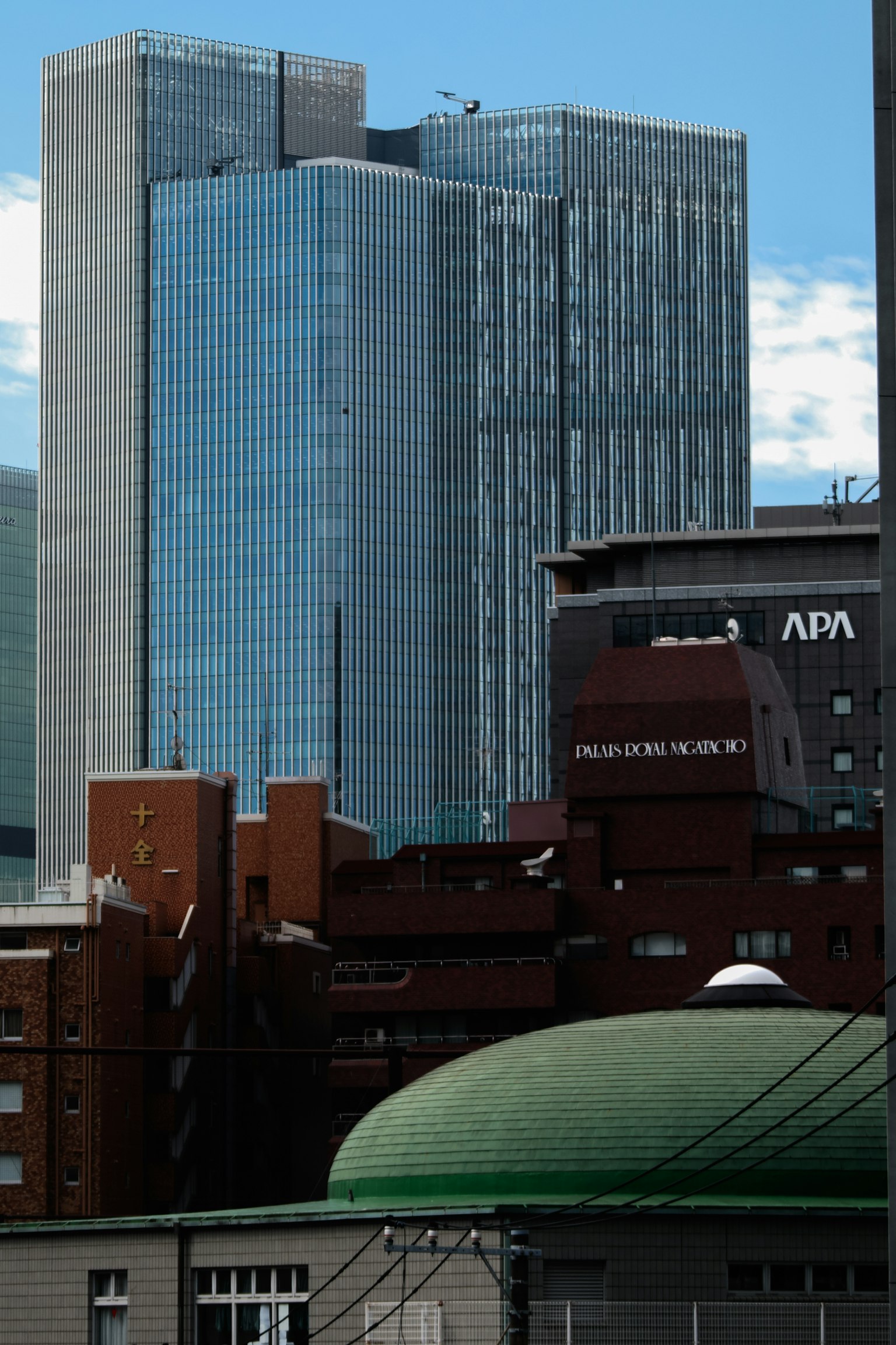 Paysage urbain avec un gratte-ciel moderne et une architecture traditionnelle