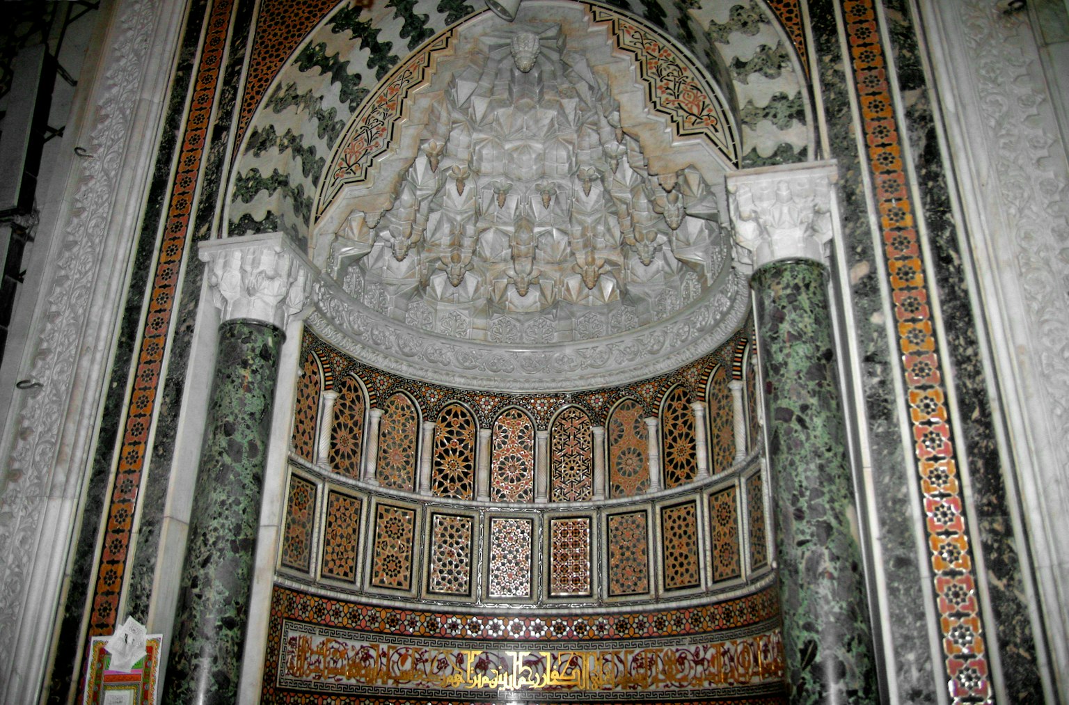 Imagen de un arco y columnas bellamente decorados con diseños intrincados