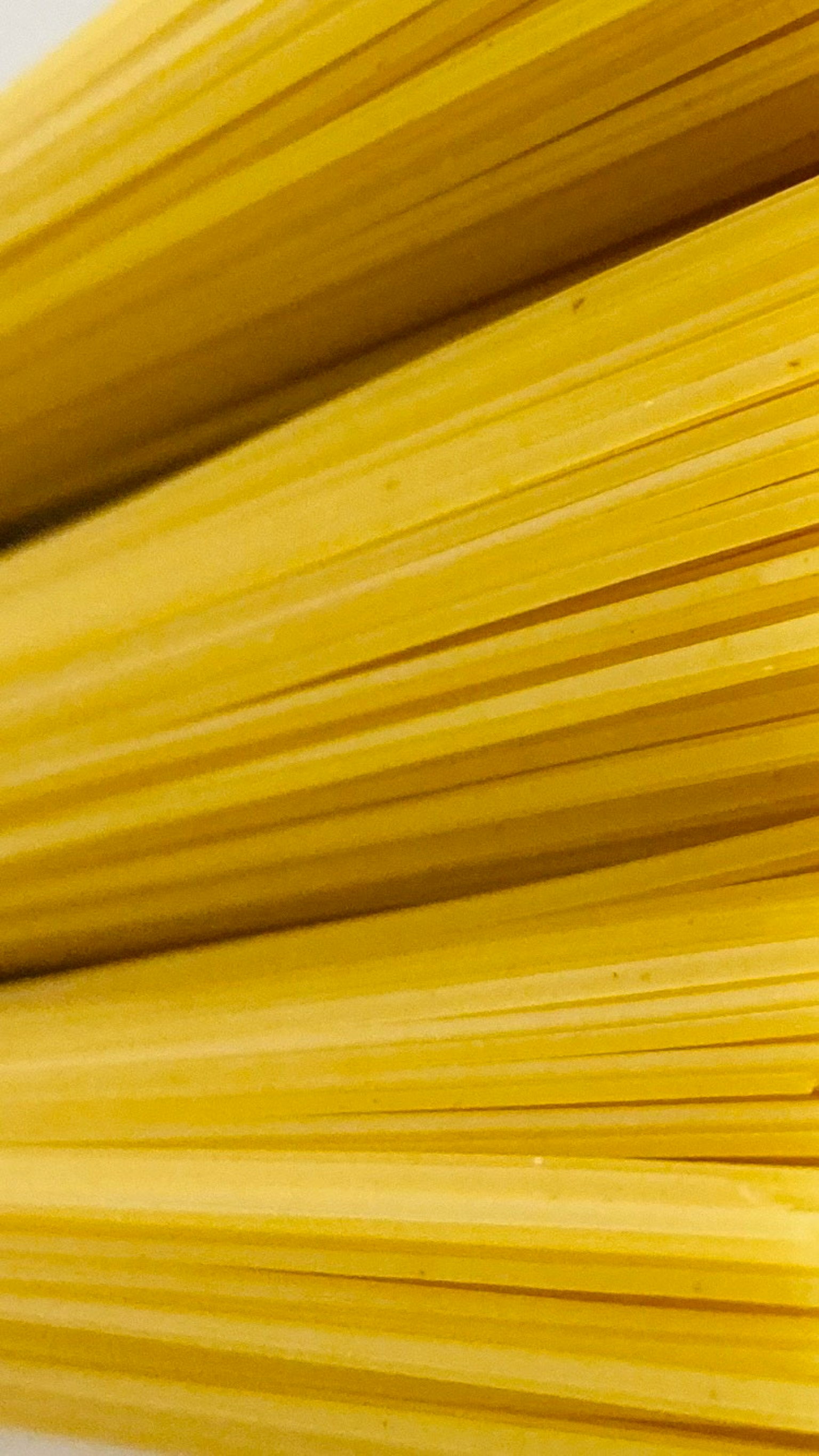 Gros plan de pâtes jaunes empilées