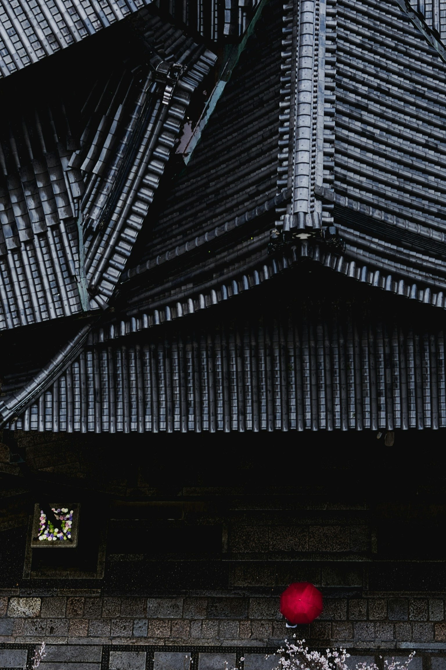 传统建筑的一部分，黑色屋顶和红色球