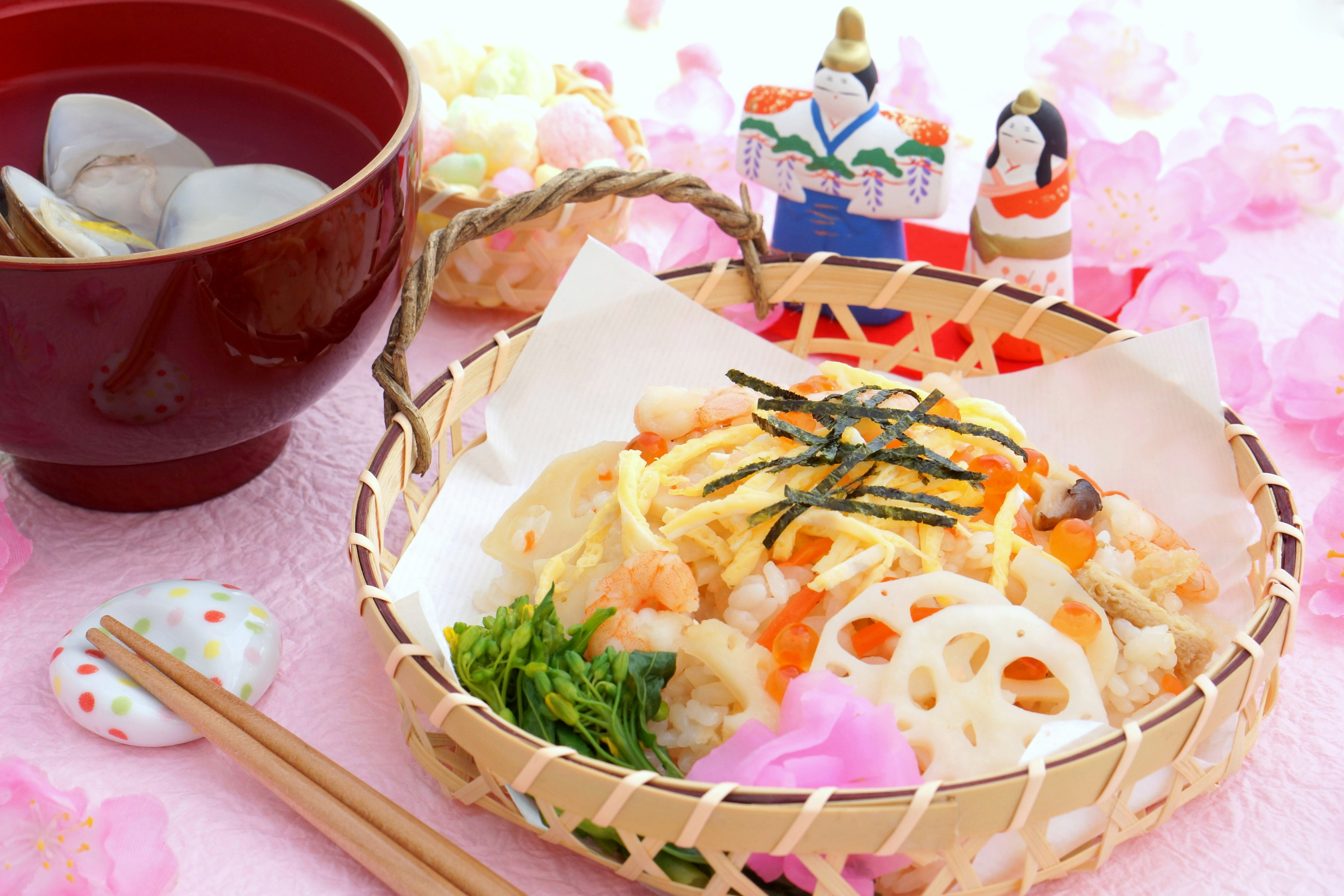 粉色背景上的海鲜ちらし寿司